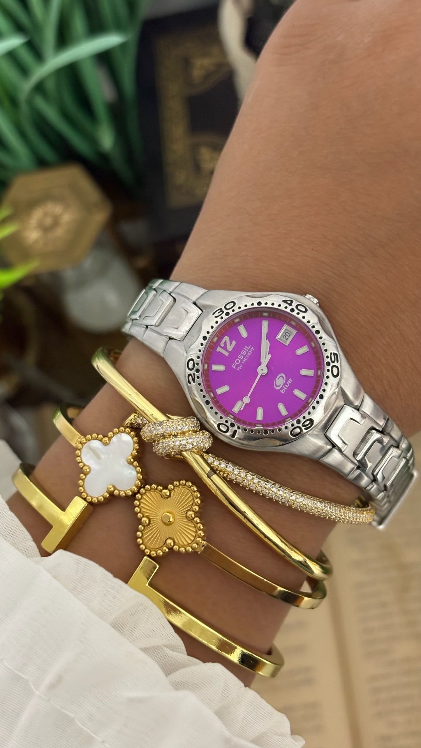 Vintage Fossil Blue Collection 100 Meters Watch with Date Window in Silver Tone Magenta Purple Dial Quartz