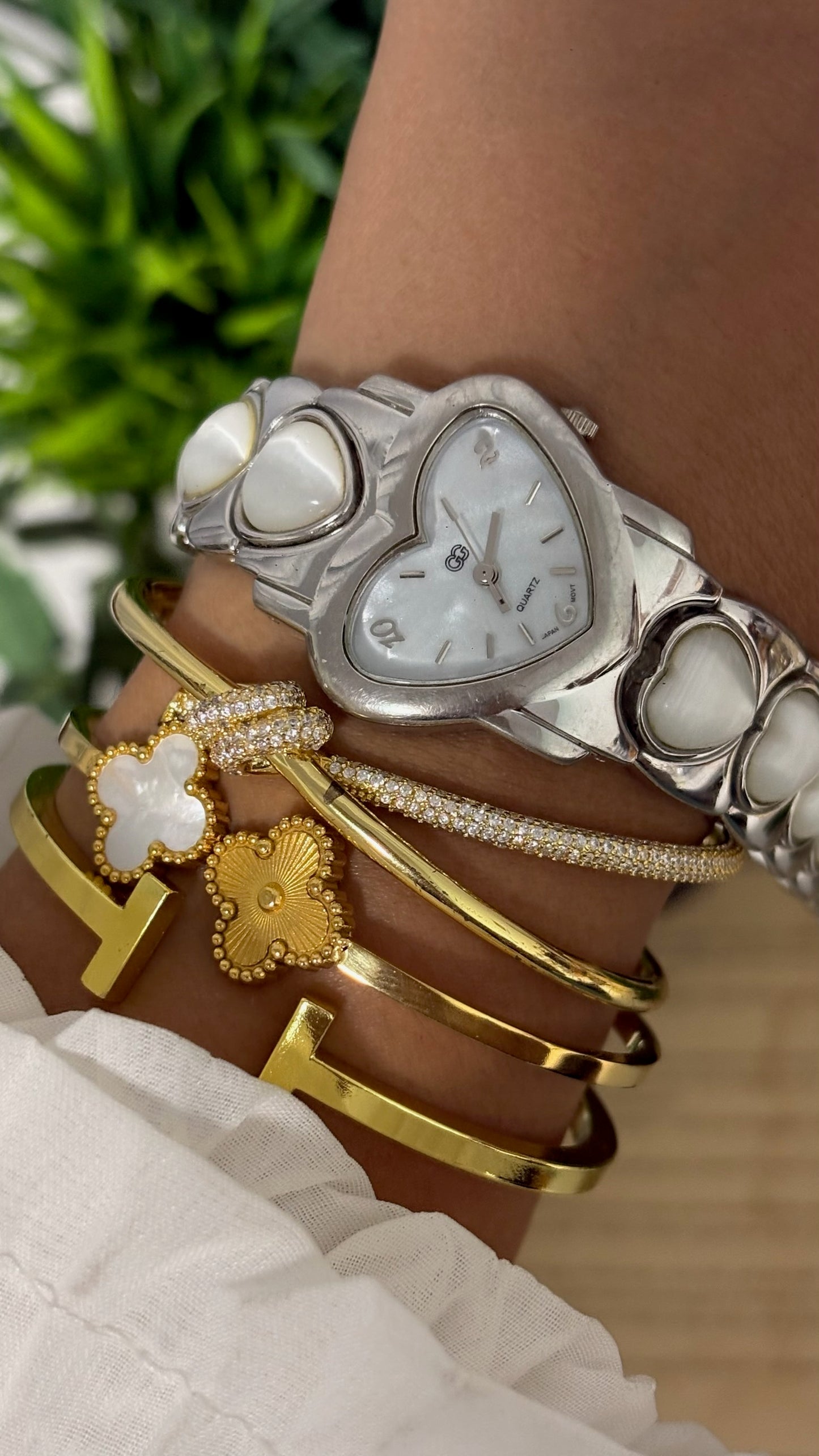 Vintage Heart Shaped Case Mother of Pearl Link Watch in Silver Tone White Dial Quartz