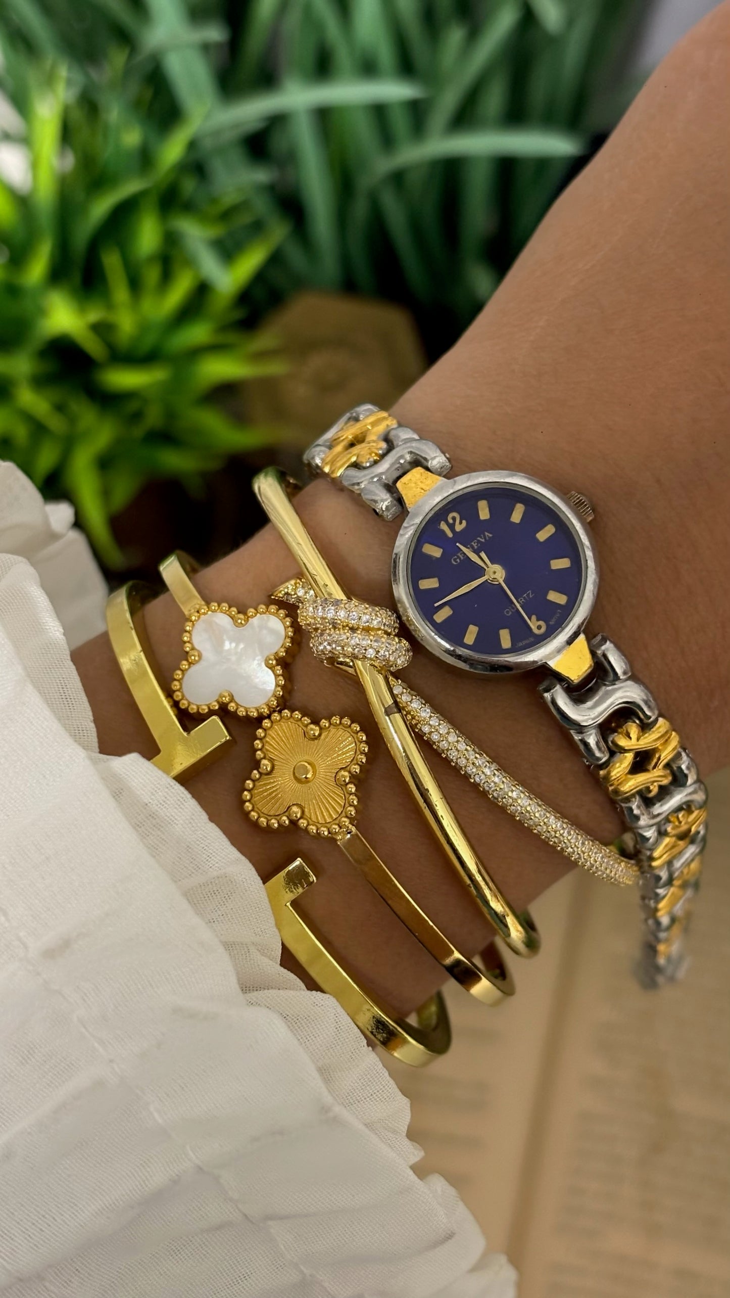 Vintage Geneva Round Face Link Watch in Two-Tone Deep Blue Dial Quartz