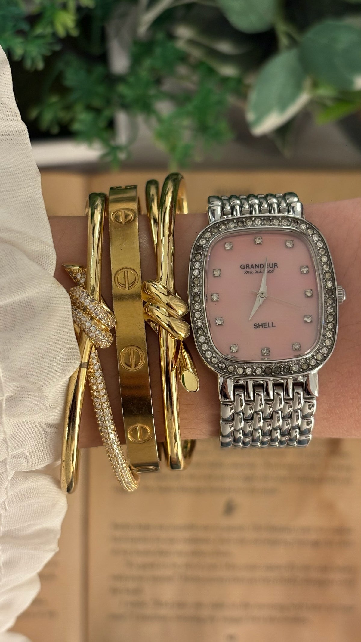 Rare Vintage Grandeur Shell Pink Mother of Pearl Dress Watch in Silver Tone Quartz