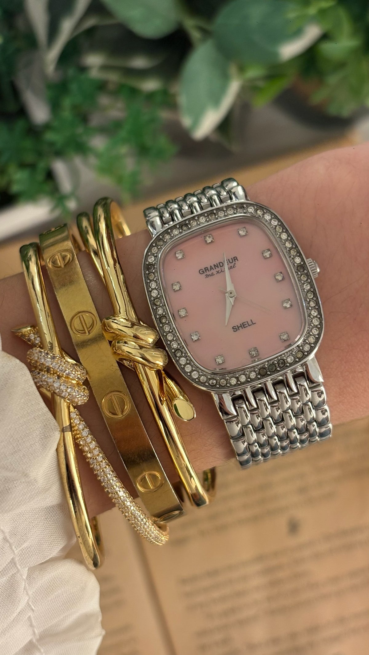 Rare Vintage Grandeur Shell Pink Mother of Pearl Dress Watch in Silver Tone Quartz