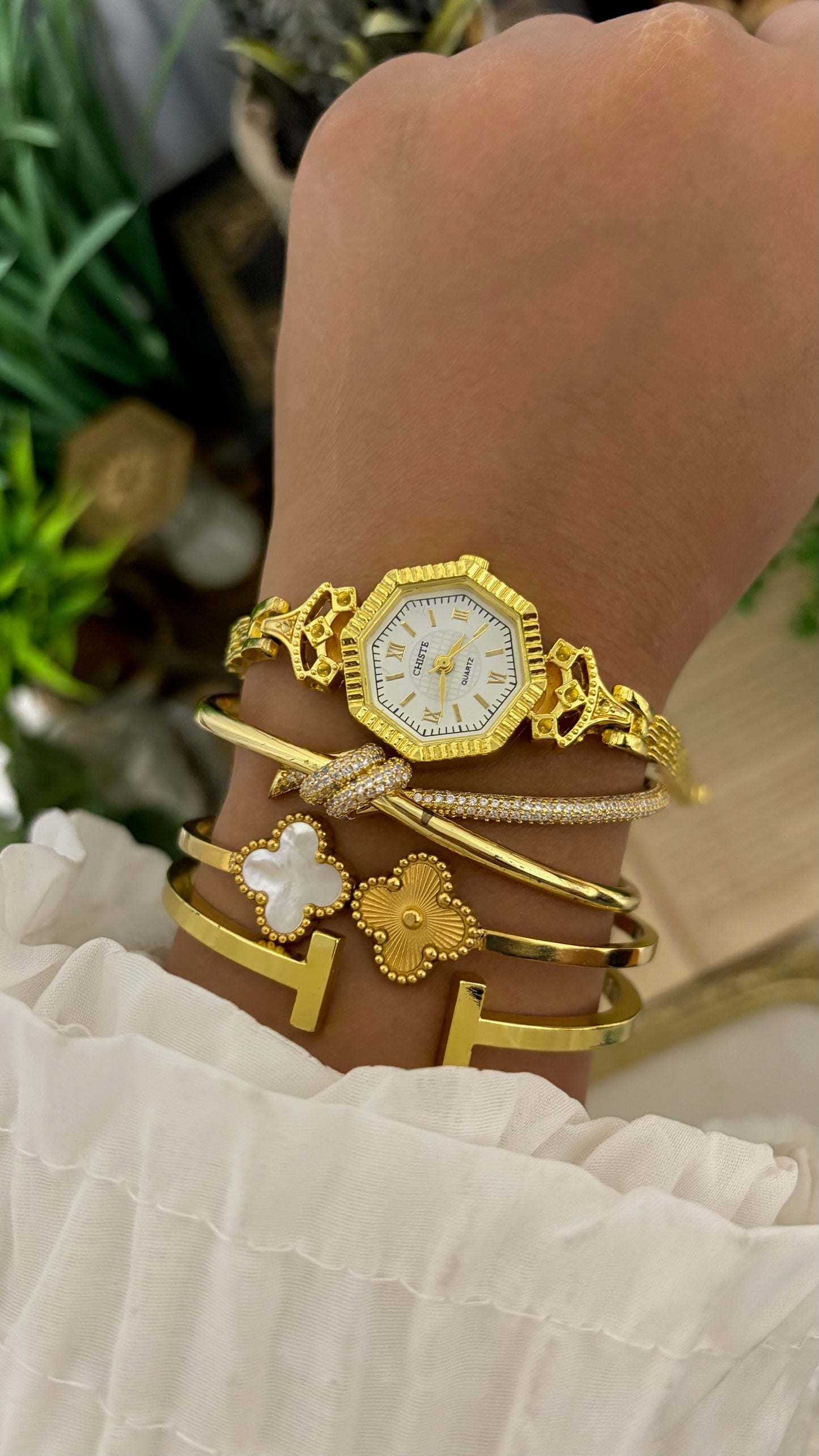 Vintage Chiste Hexagonal Fluted Bezel Watch with Roman Numerals in Gold Tone White Dial Quartz