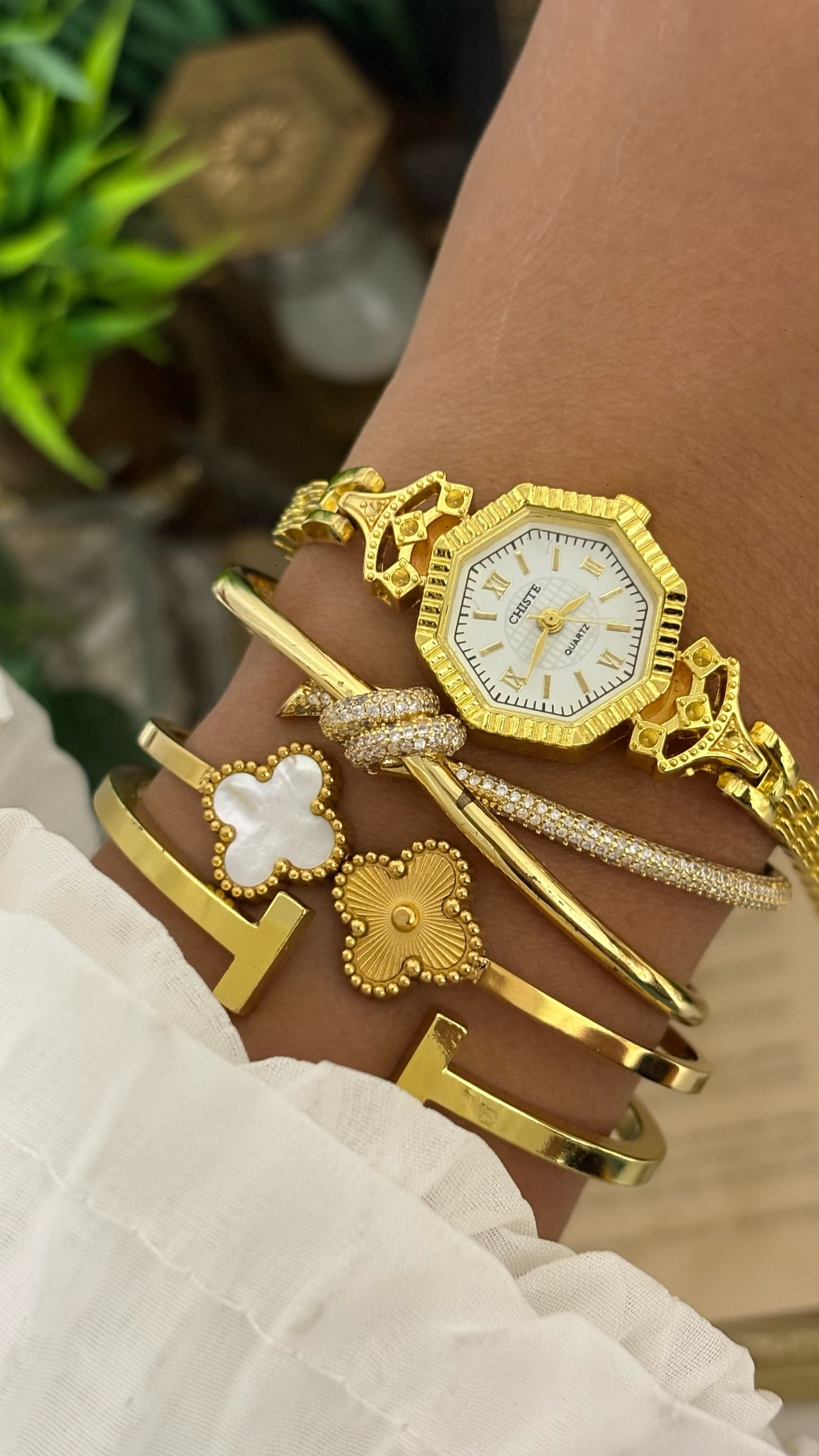 Vintage Chiste Hexagonal Fluted Bezel Watch with Roman Numerals in Gold Tone White Dial Quartz
