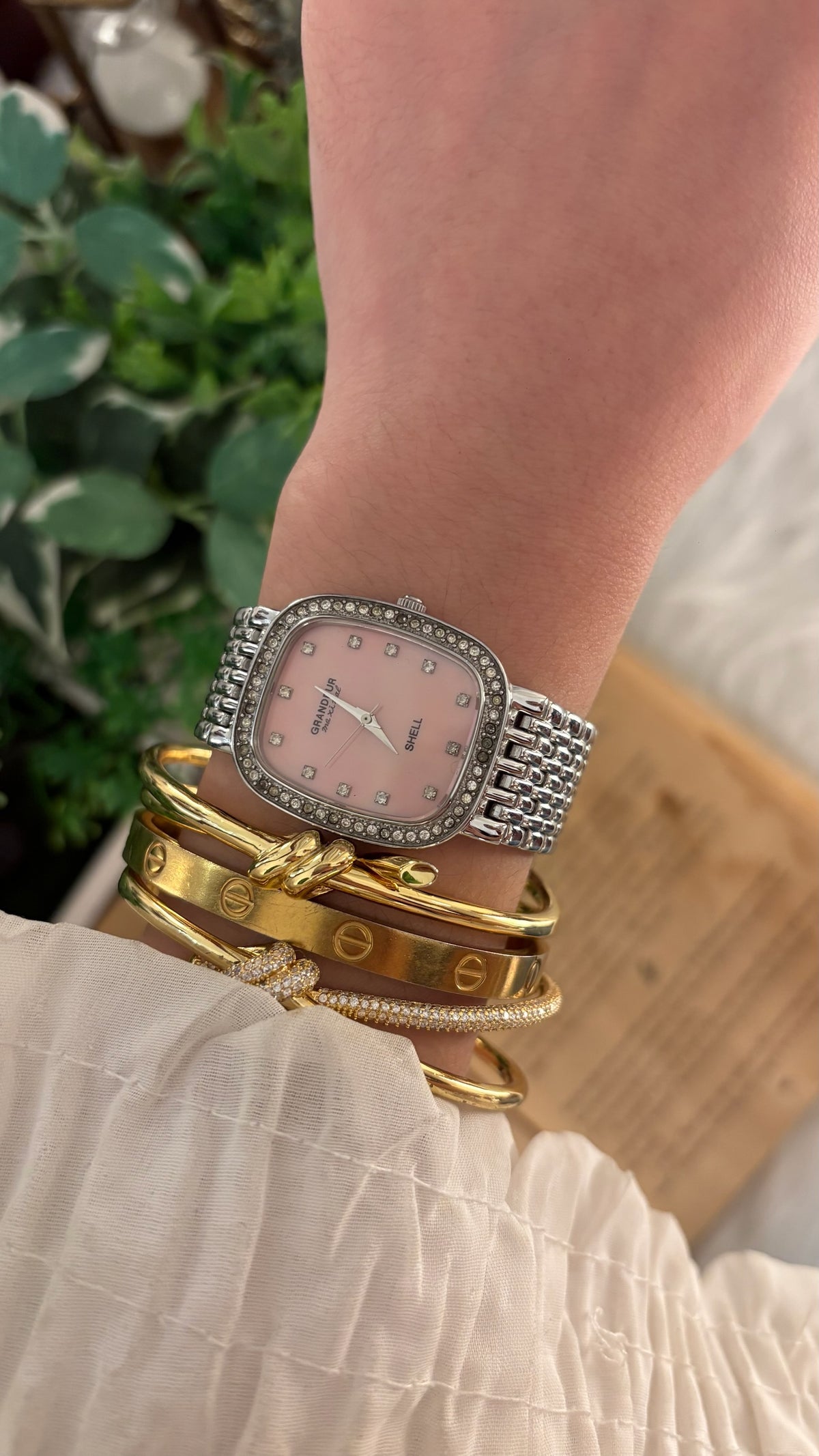 Rare Vintage Grandeur Shell Pink Mother of Pearl Dress Watch in Silver Tone Quartz