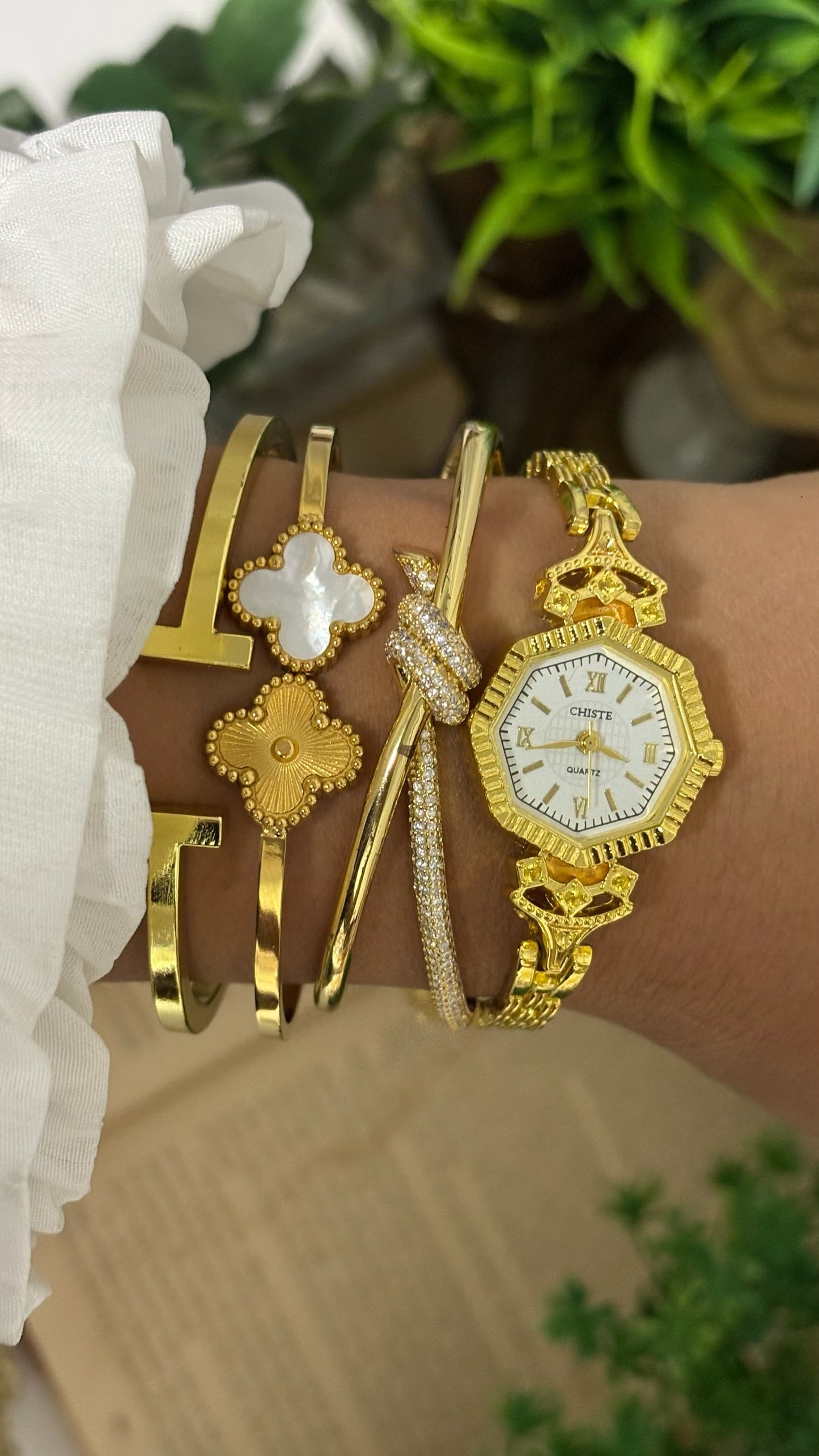 Vintage Chiste Hexagonal Fluted Bezel Watch with Roman Numerals in Gold Tone White Dial Quartz