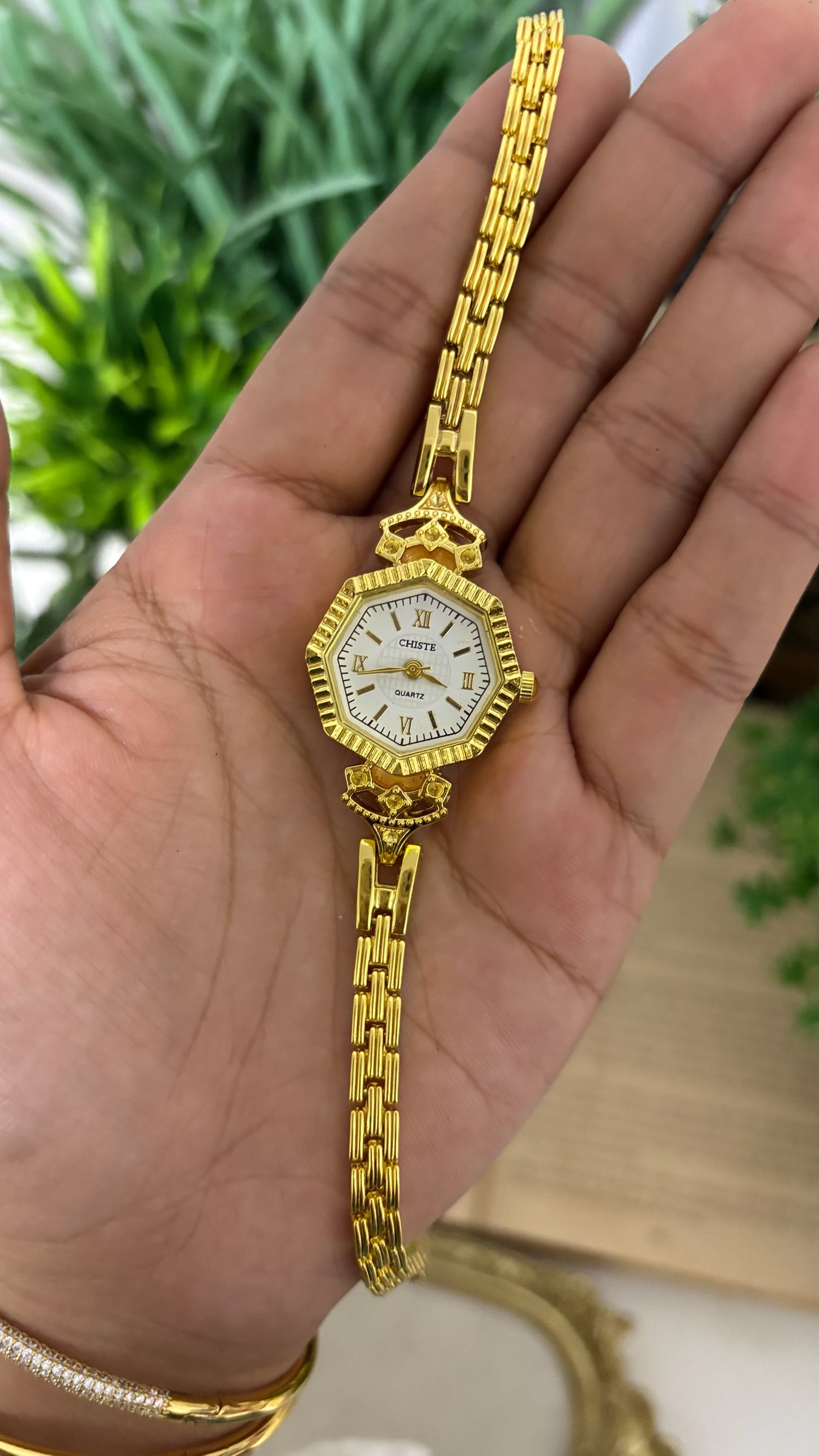 Vintage Chiste Hexagonal Fluted Bezel Watch with Roman Numerals in Gold Tone White Dial Quartz