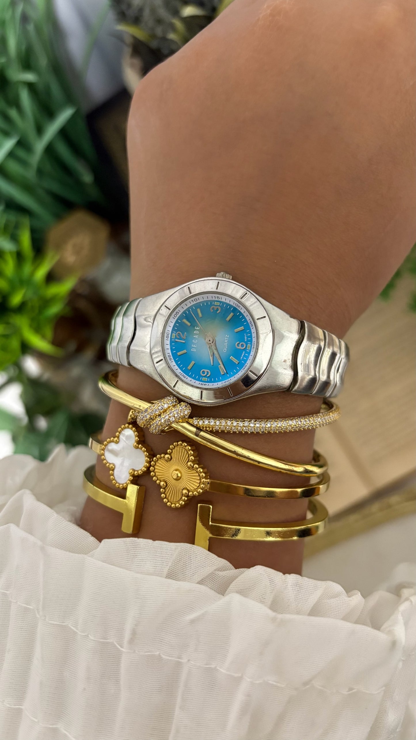 Vintage Decade Sport Style Watch in Silver Tone Radiant Teal Blue Dial Quartz