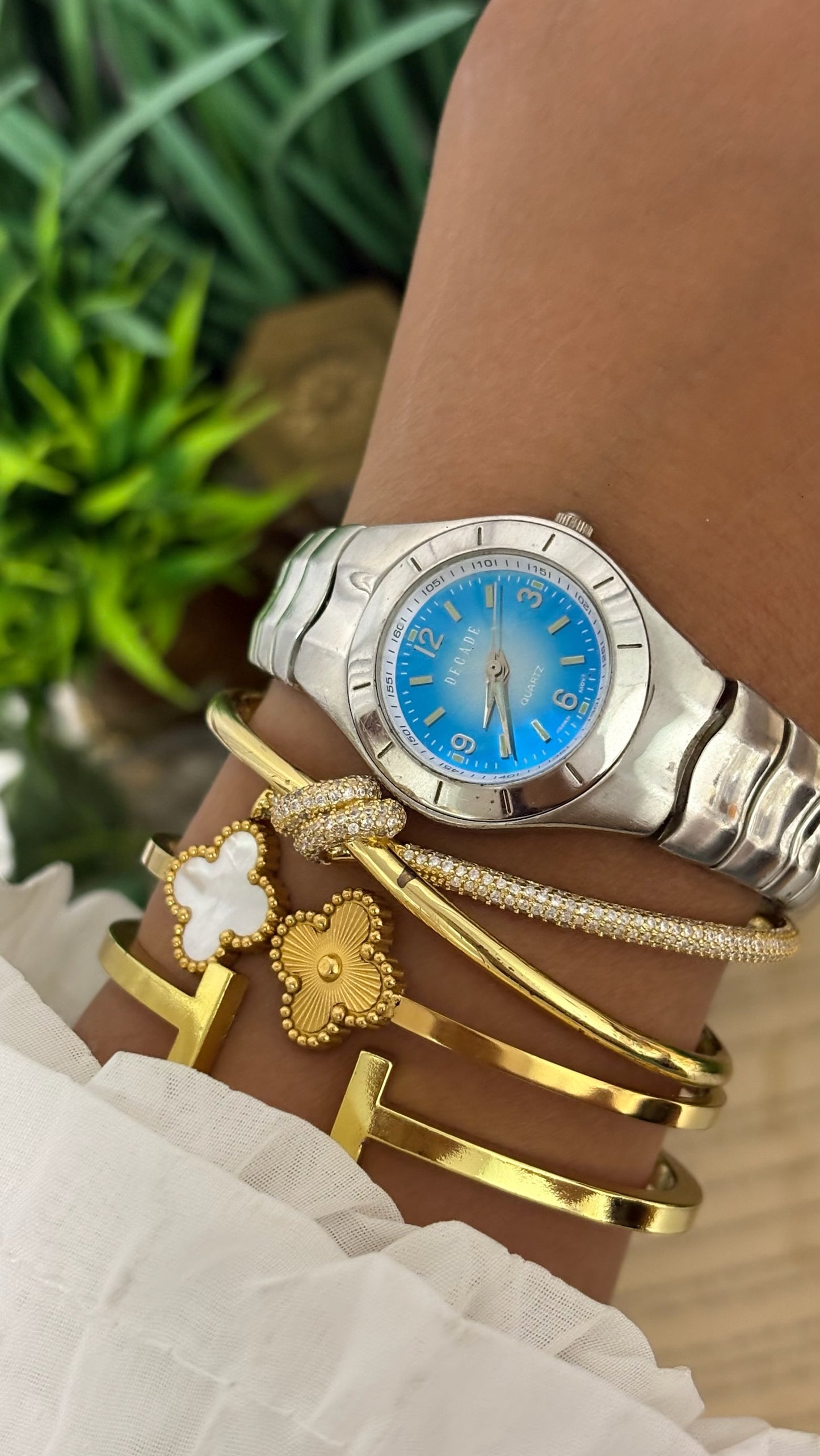 Vintage Decade Sport Style Watch in Silver Tone Radiant Teal Blue Dial Quartz