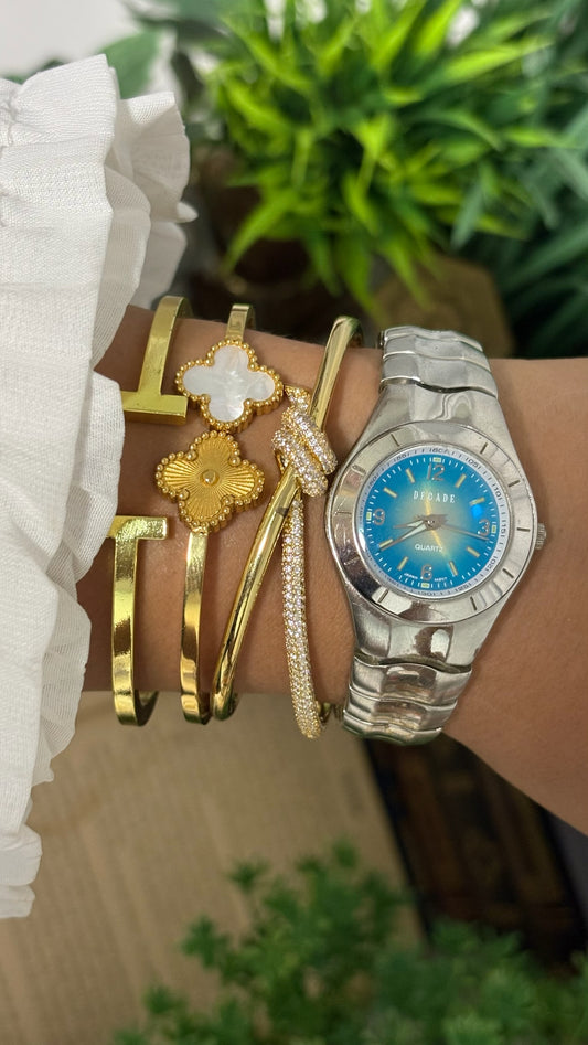 Vintage Decade Sport Style Watch in Silver Tone Radiant Teal Blue Dial Quartz