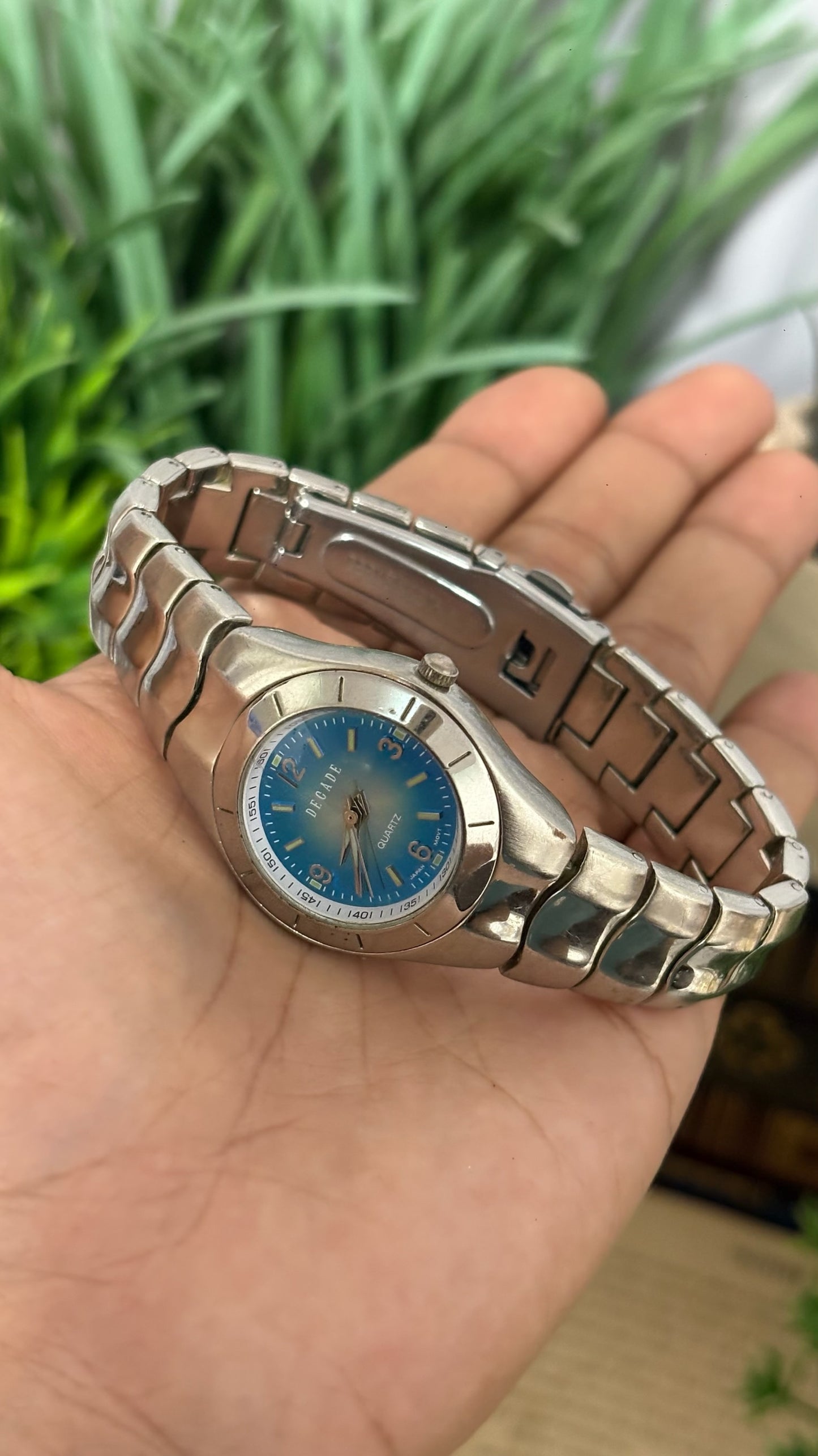 Vintage Decade Sport Style Watch in Silver Tone Radiant Teal Blue Dial Quartz