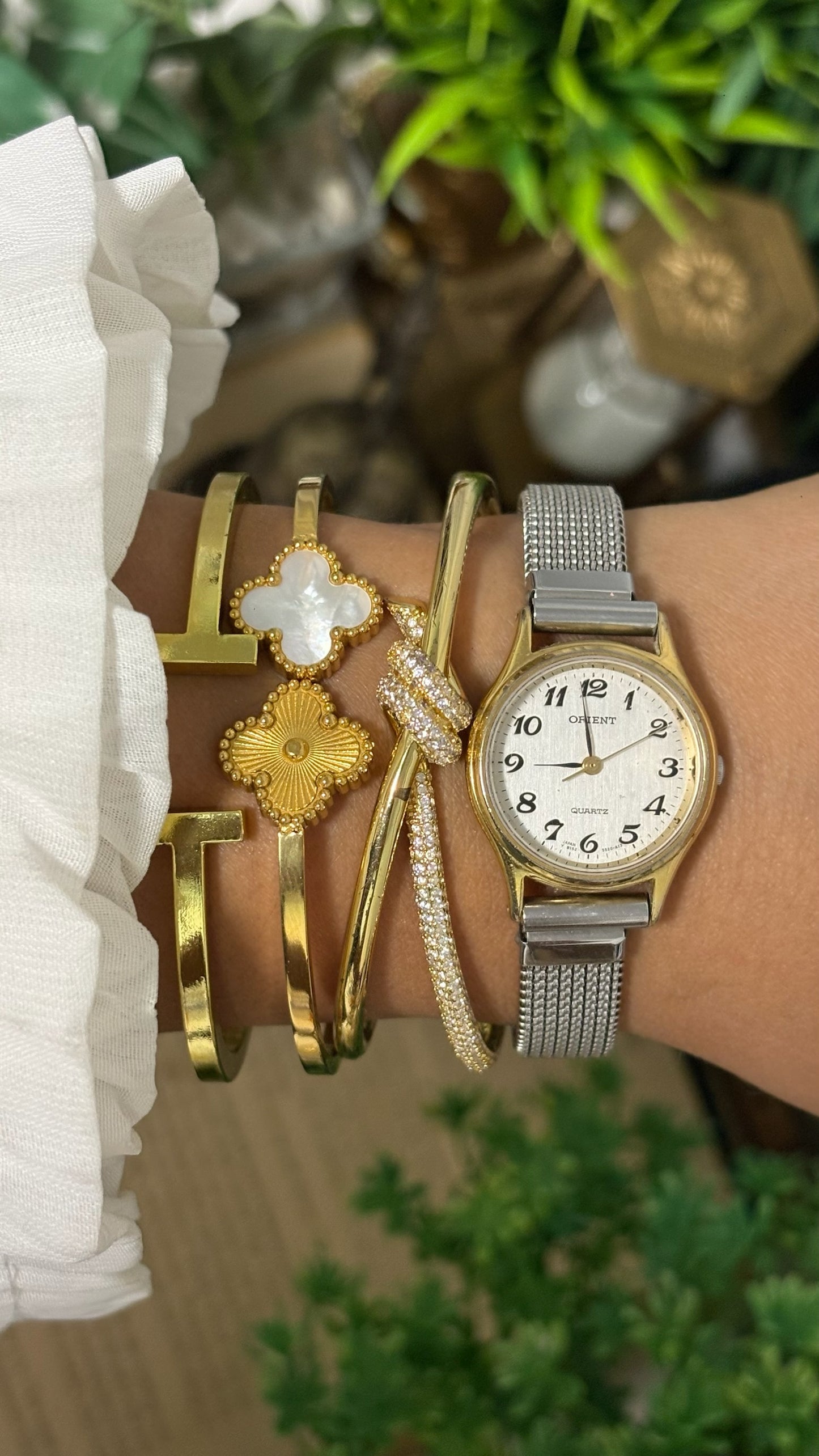 Vintage Orient By Seiko Round Case Watch in Gold Tone Silver Mesh Strap White Dial Quartz
