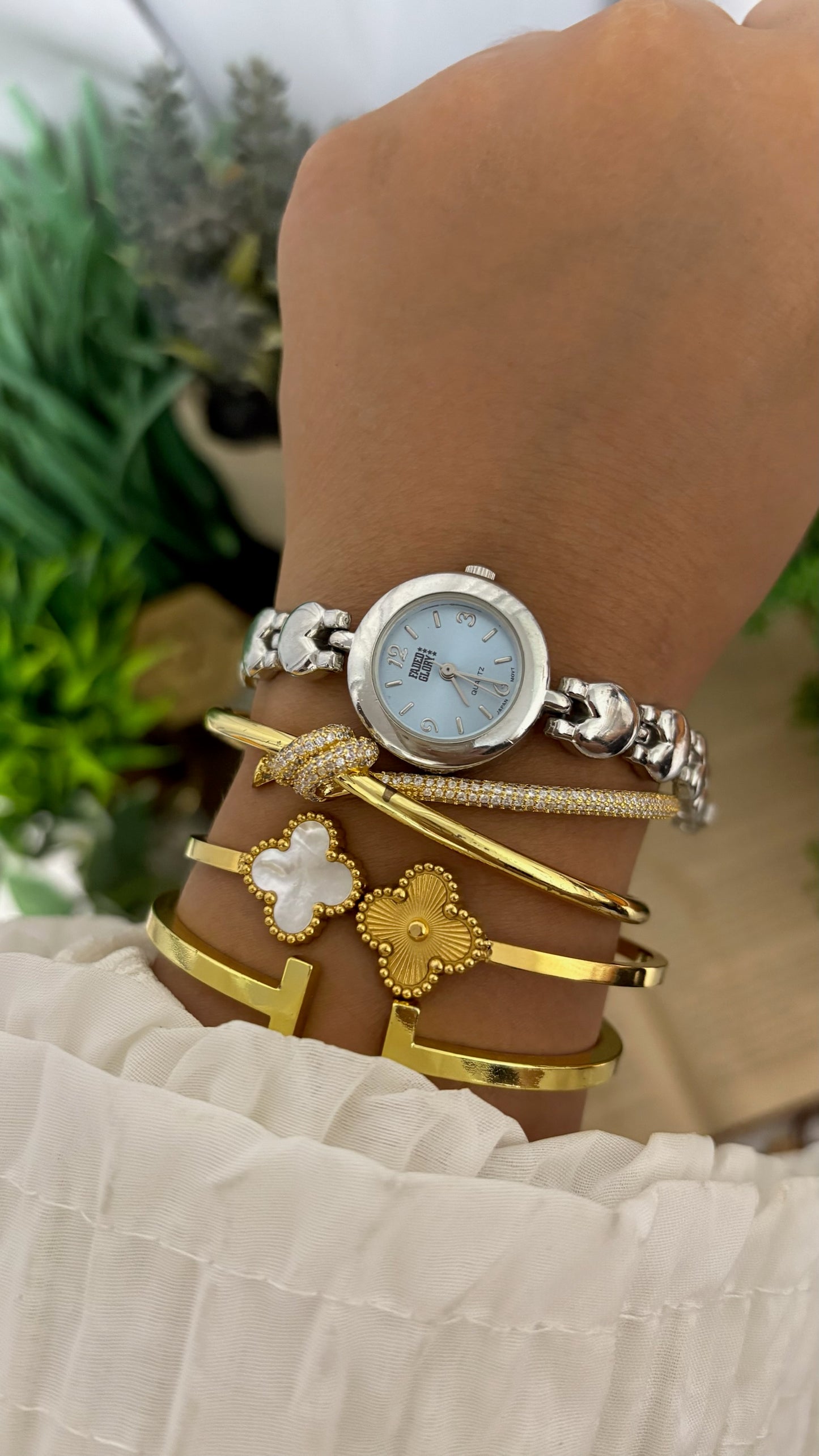 Vintage Faded Glory Petite Round Face Watch with Heart Shaped Links in Silver Tone Light Blue Dial Quartz