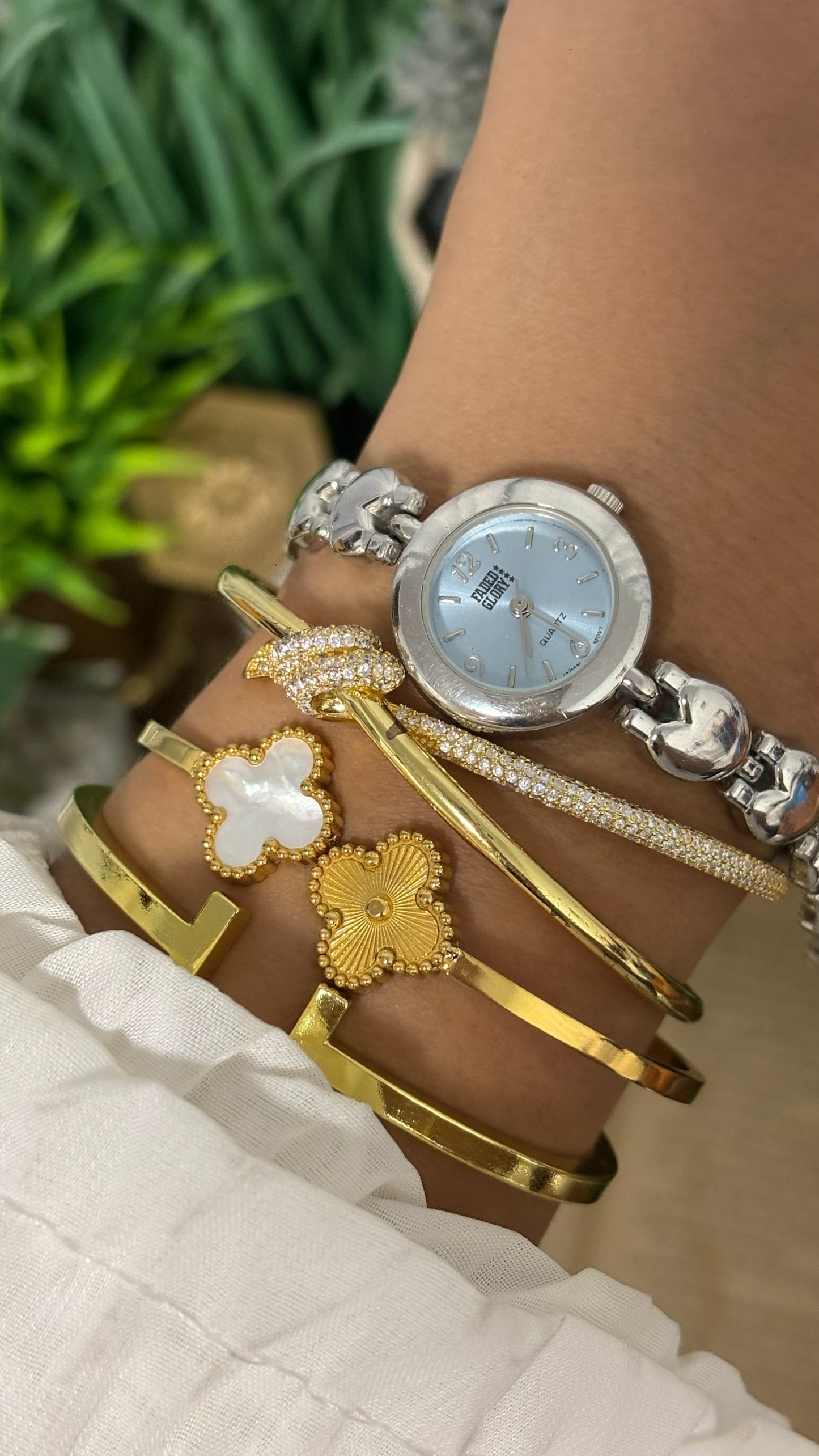 Vintage Faded Glory Petite Round Face Watch with Heart Shaped Links in Silver Tone Light Blue Dial Quartz
