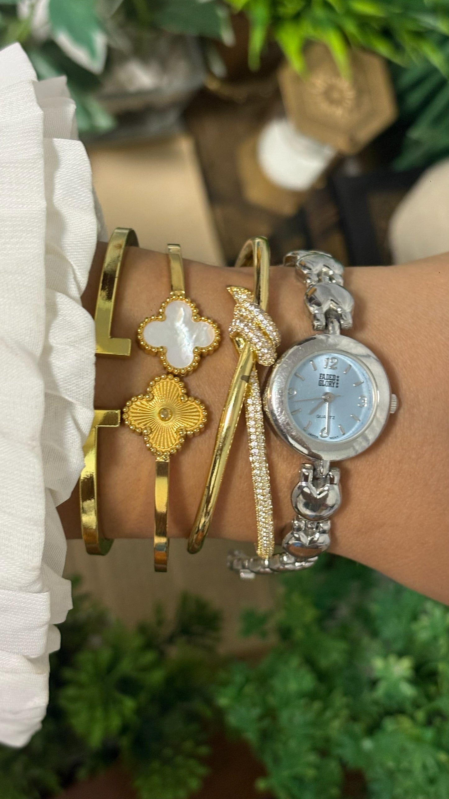 Vintage Faded Glory Petite Round Face Watch with Heart Shaped Links in Silver Tone Light Blue Dial Quartz