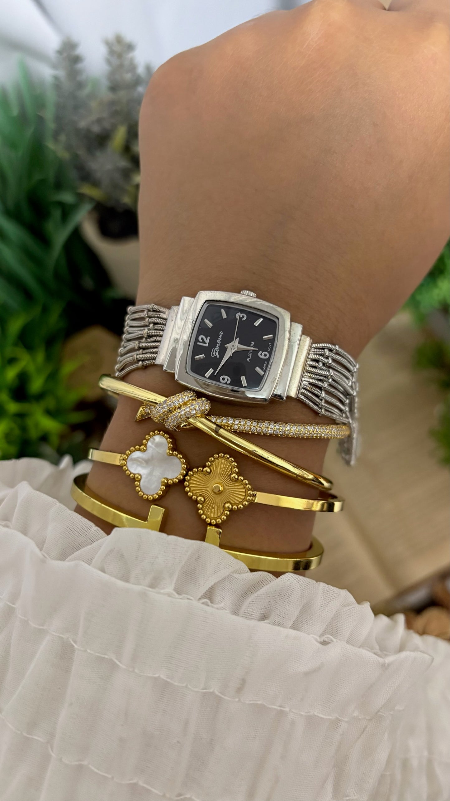 Vintage Geneva Platinum Cushion Case Multi-Strand Liquid Silver Ball Chain Strap Watch in Silver Tone Black Dial Quartz