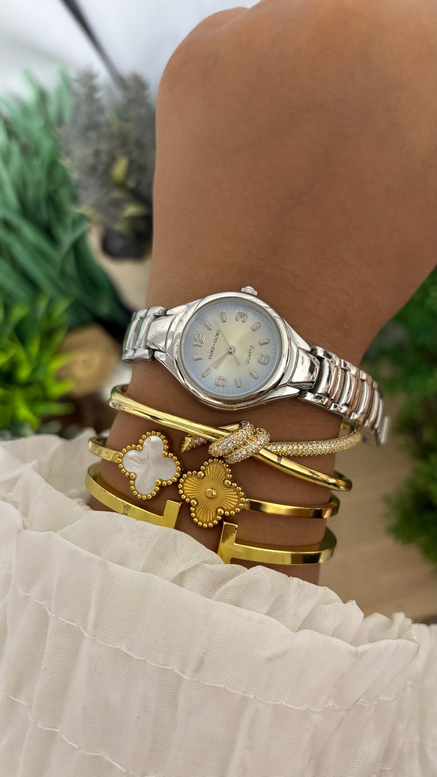 Vintage Faded Glory Round Face Watch with Smooth Link Bracelet in Silver Tone Champagne Dial Quartz