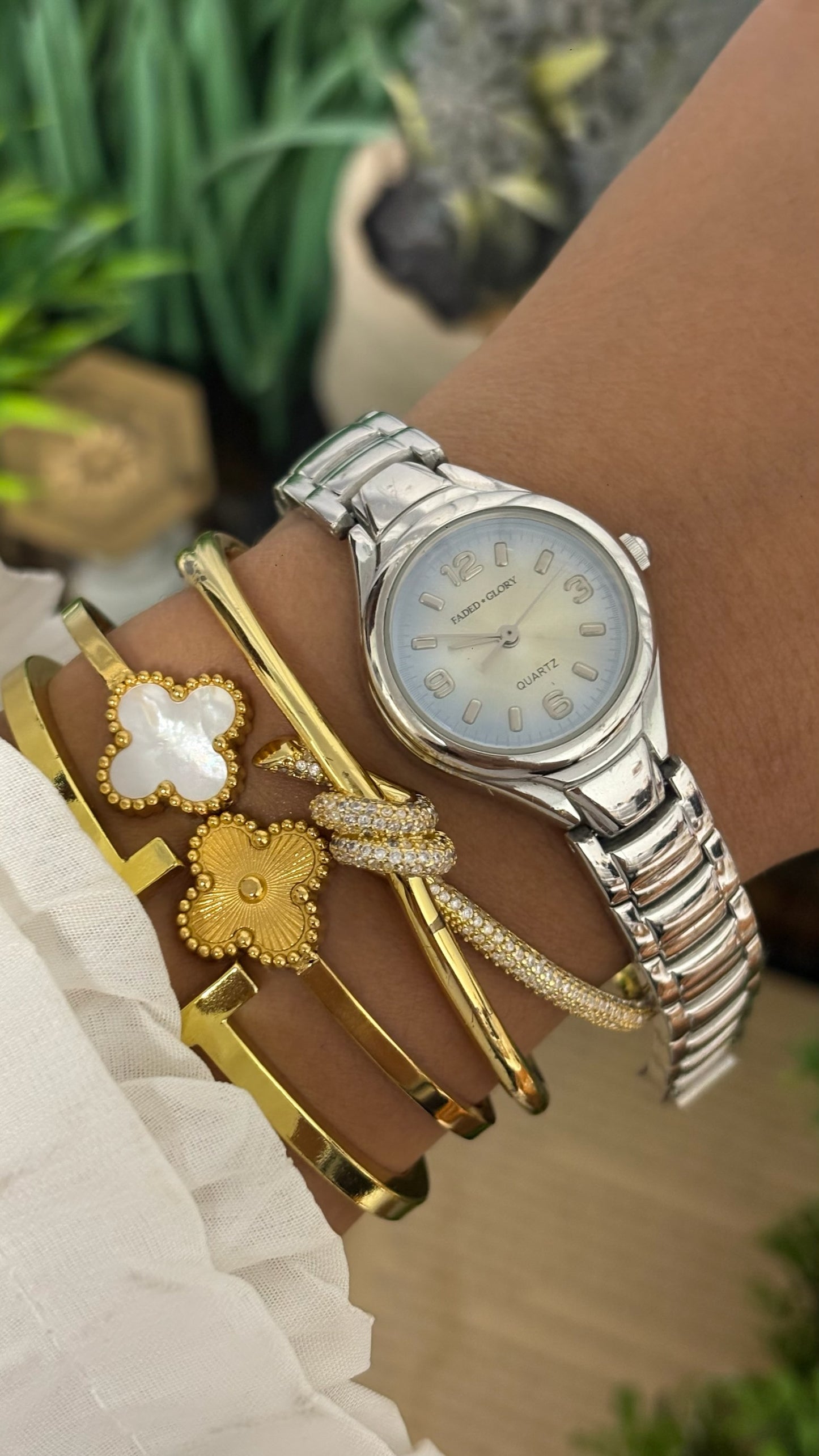Vintage Faded Glory Round Face Watch with Smooth Link Bracelet in Silver Tone Champagne Dial Quartz