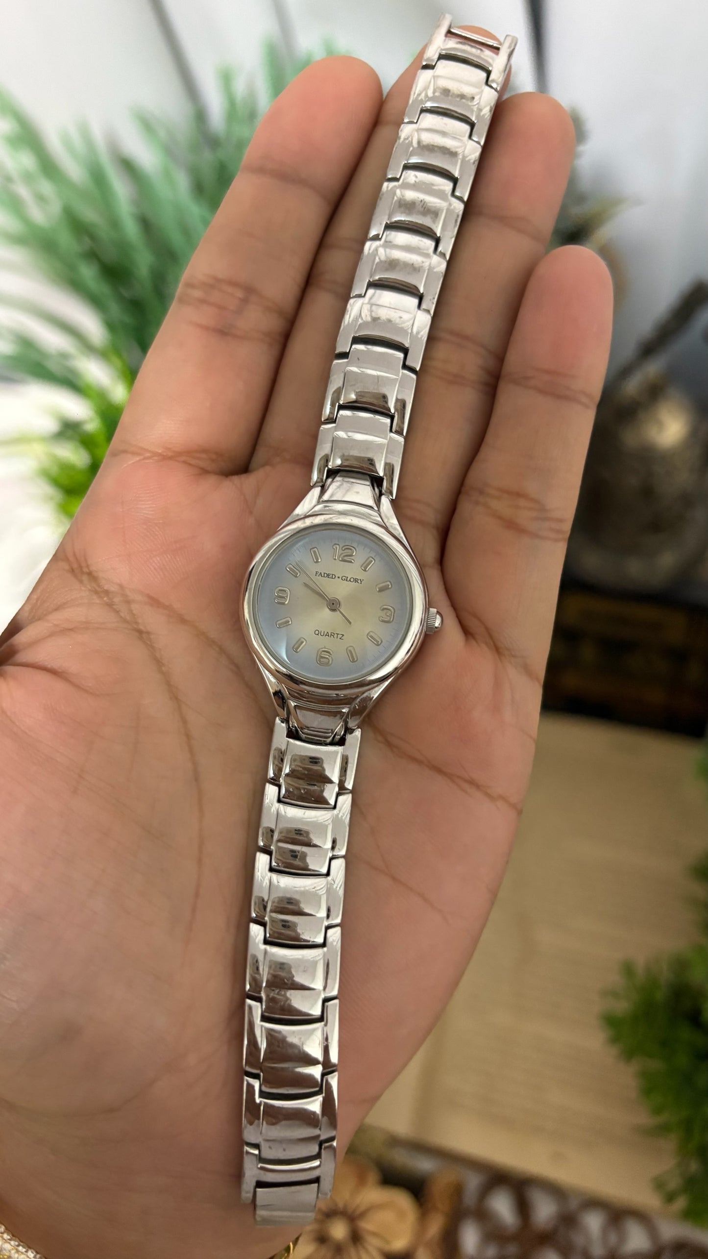 Vintage Faded Glory Round Face Watch with Smooth Link Bracelet in Silver Tone Champagne Dial Quartz