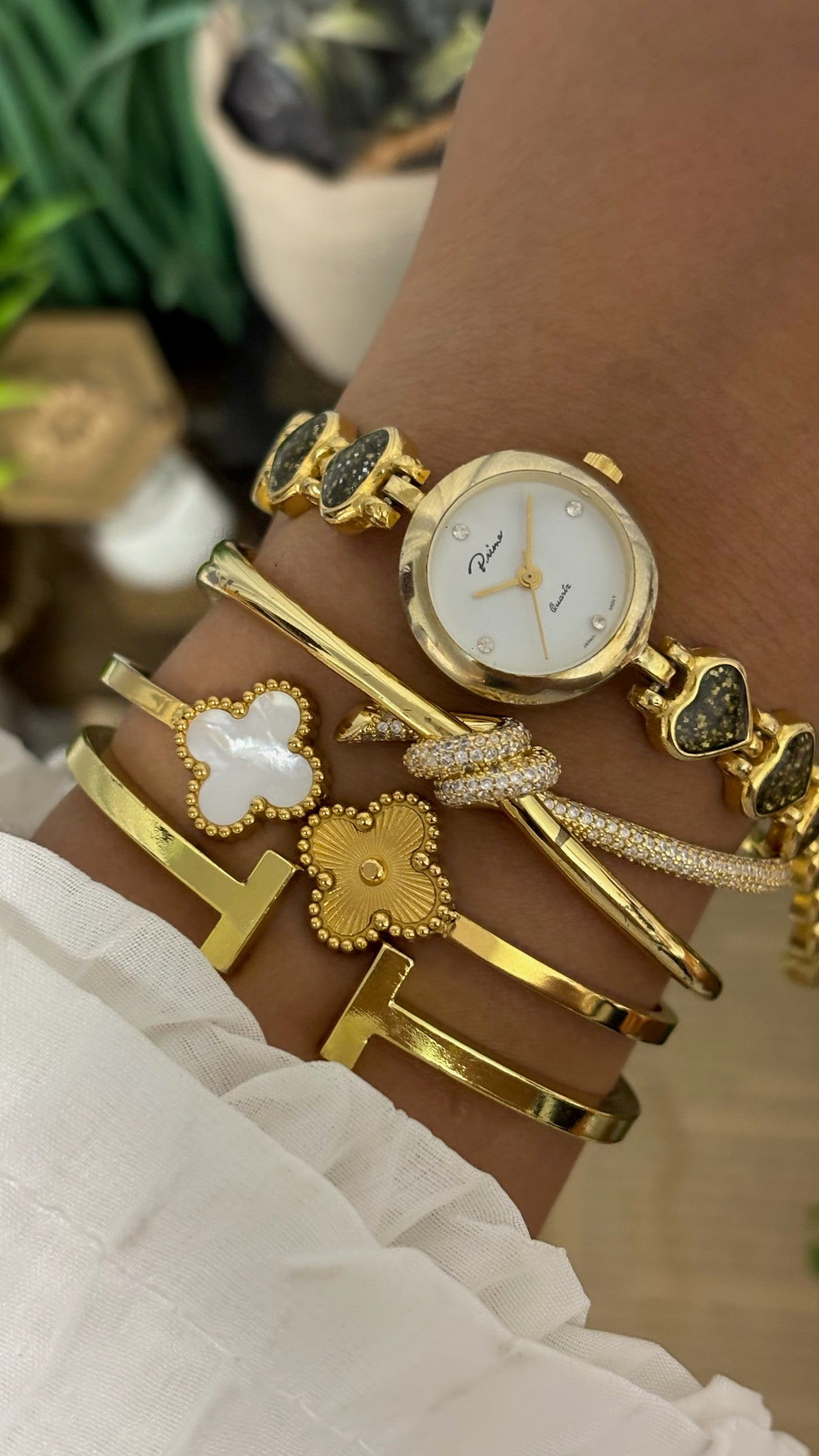 Vintage Prime Round Face Watch with Glittery Green Heart Links in Gold Tone White Dial Quartz