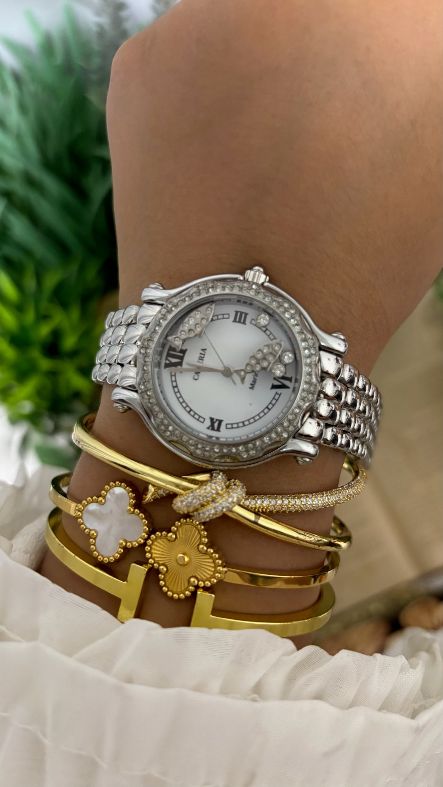 Vintage Cameria Marine Floating Fish Floating Crystal Dial Watch with Rhinestone Bezel and Multi-Row Link Bracelet in Silver Tone White Dial Quartz
