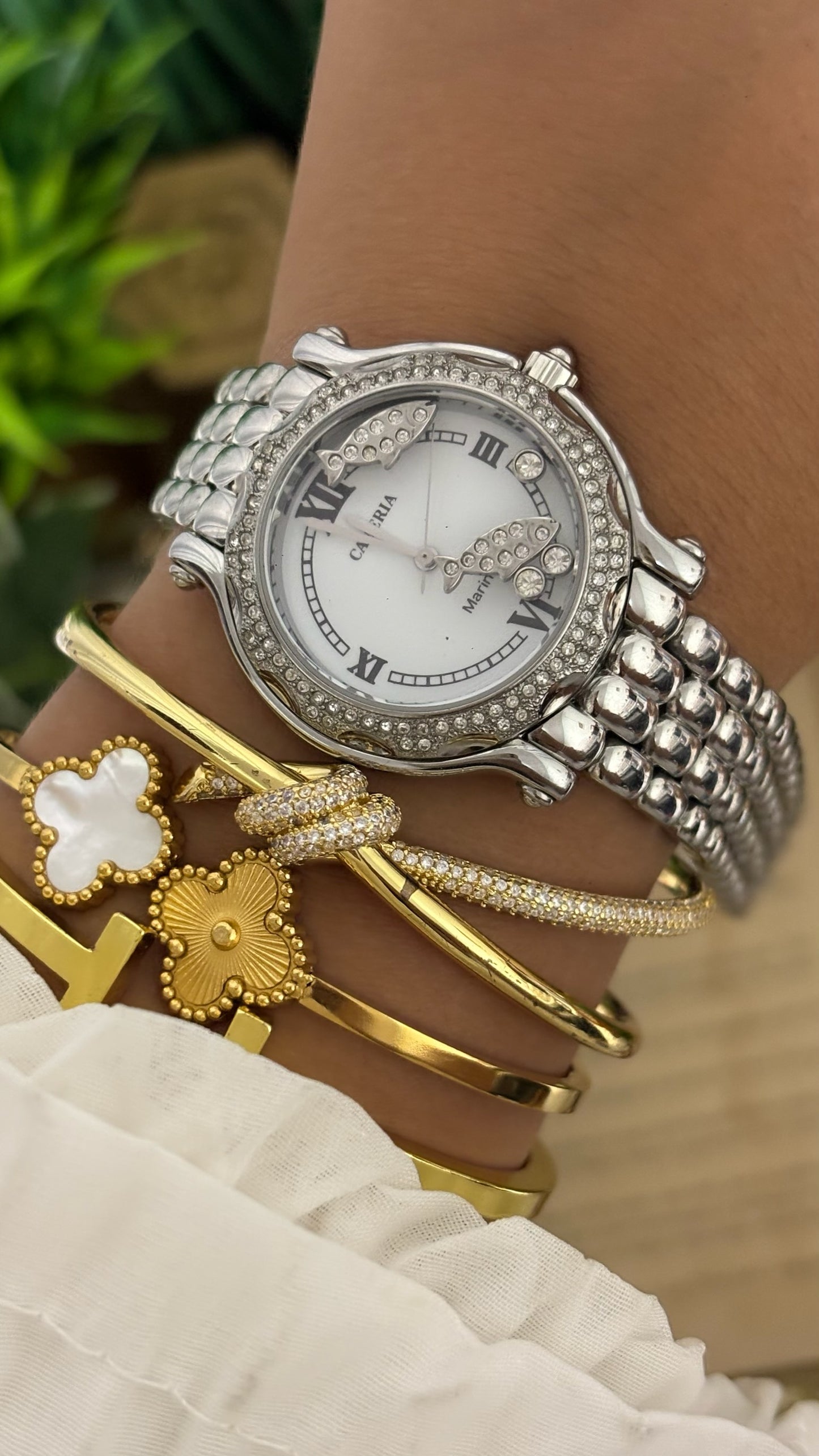 Vintage Cameria Marine Floating Fish Floating Crystal Dial Watch with Rhinestone Bezel and Multi-Row Link Bracelet in Silver Tone White Dial Quartz