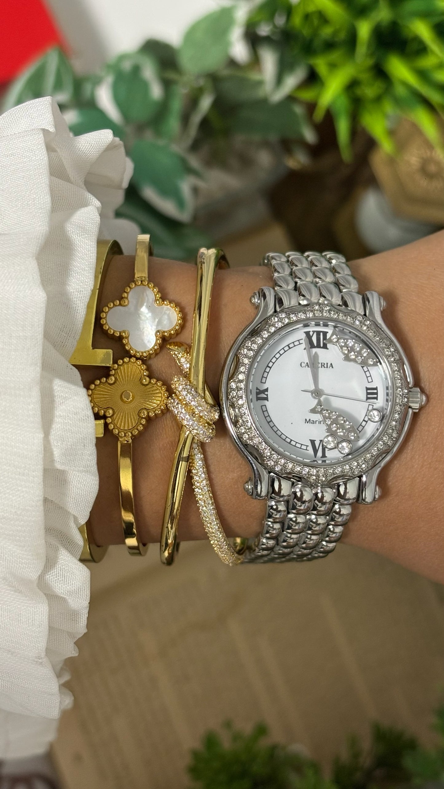 Vintage Cameria Marine Floating Fish Floating Crystal Dial Watch with Rhinestone Bezel and Multi-Row Link Bracelet in Silver Tone White Dial Quartz