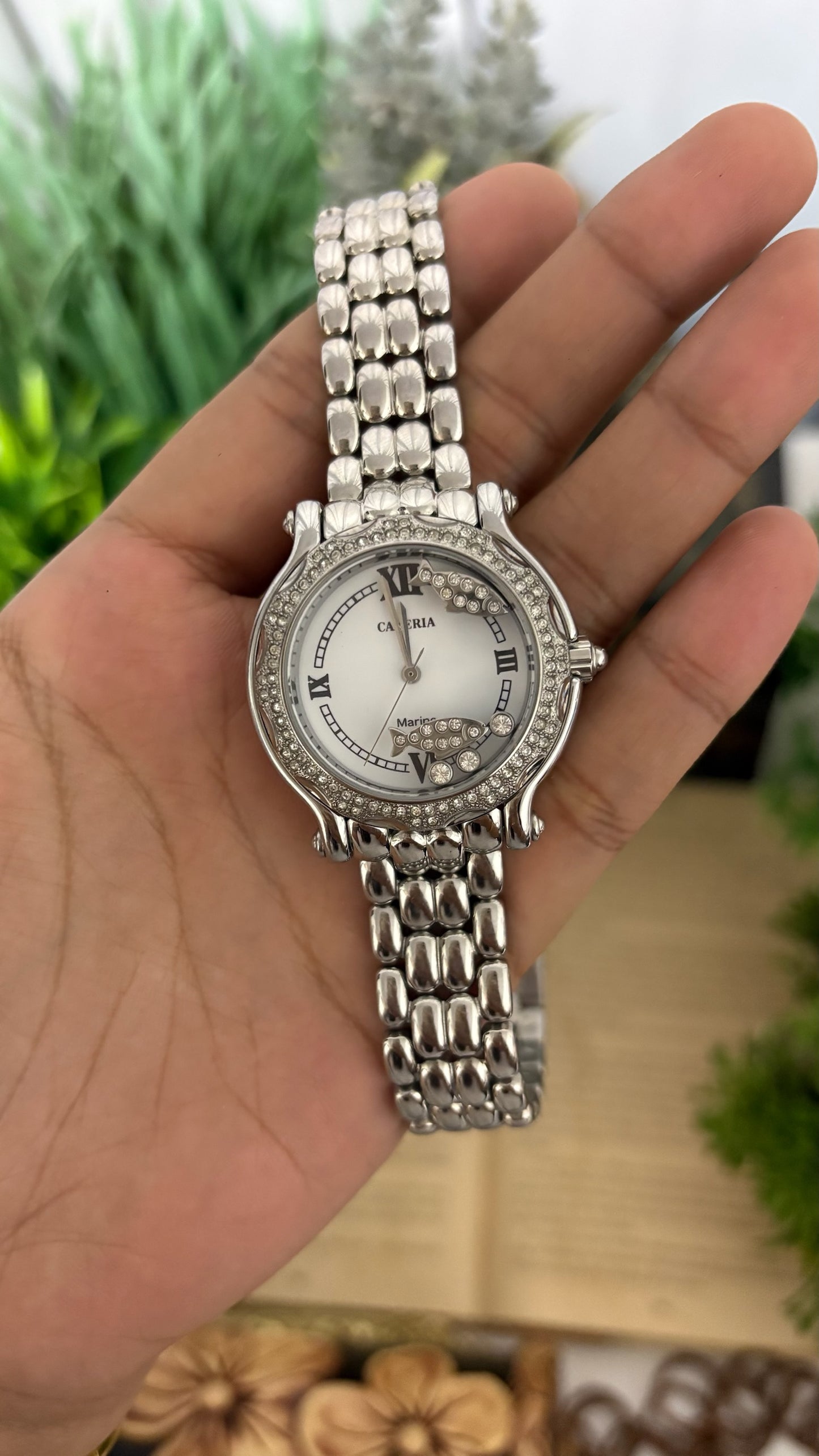 Vintage Cameria Marine Floating Fish Floating Crystal Dial Watch with Rhinestone Bezel and Multi-Row Link Bracelet in Silver Tone White Dial Quartz