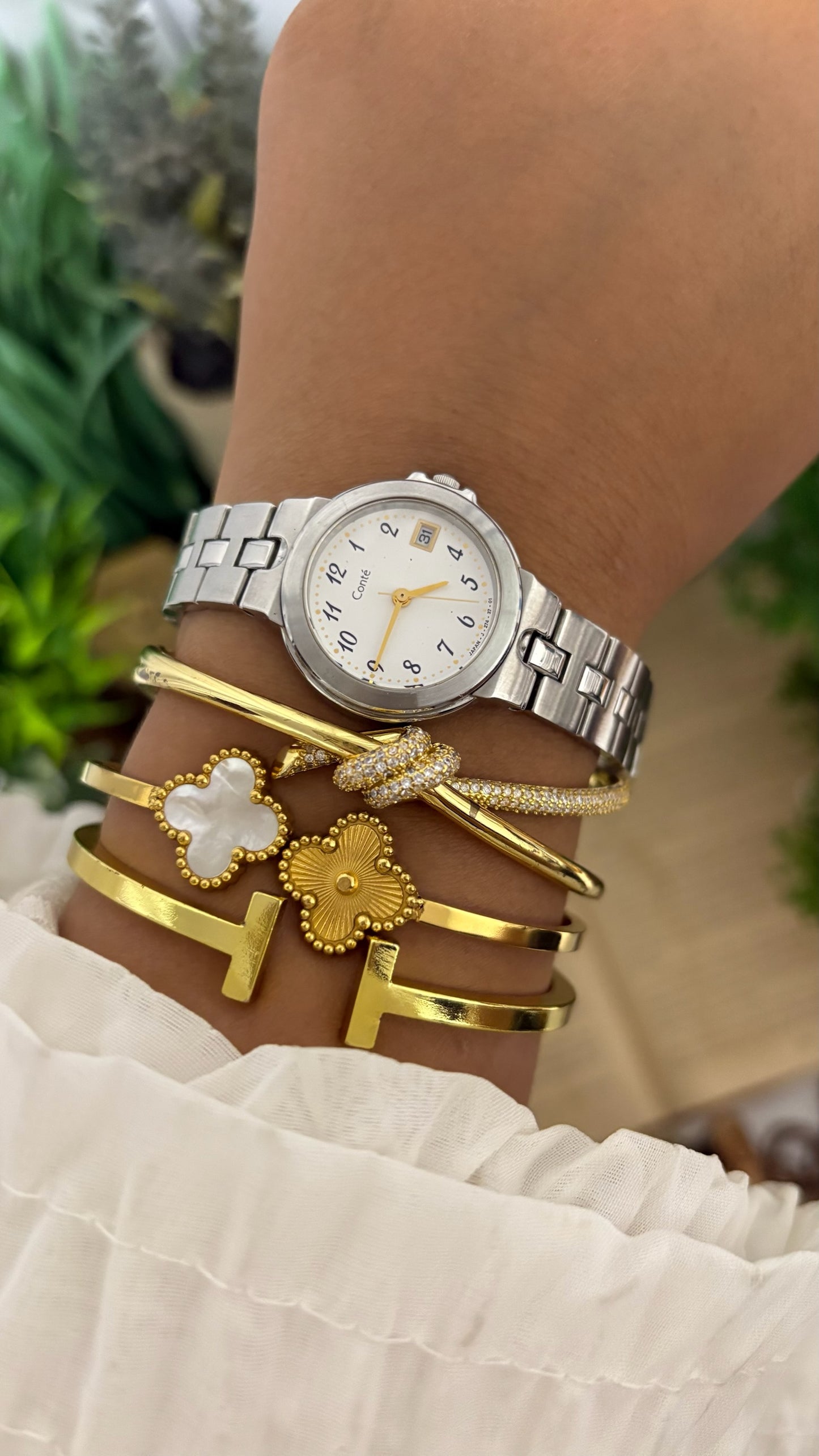 Vintage Conte Date Window Round Dress Watch in Two-Tone Interlocking Link Bracelet White Dial Quartz