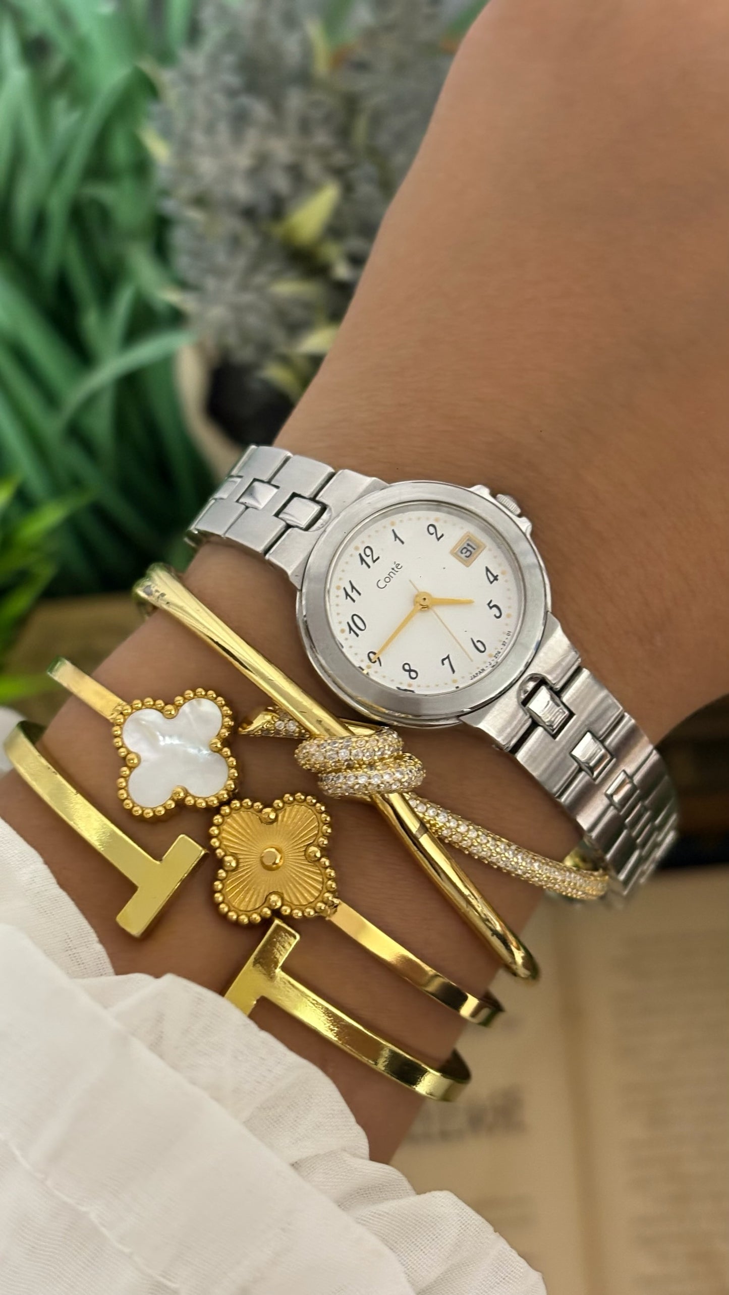 Vintage Conte Date Window Round Dress Watch in Two-Tone Interlocking Link Bracelet White Dial Quartz
