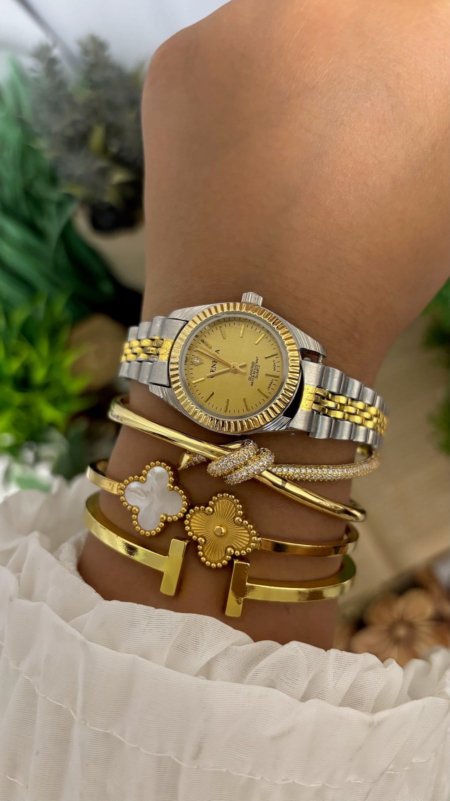 Vintage Geneva Round Classic Dress Watch with Fluted Bezel, Diamond Accent, and Two-Tone Jubilee Link Bracelet Champagne Dial Quartz