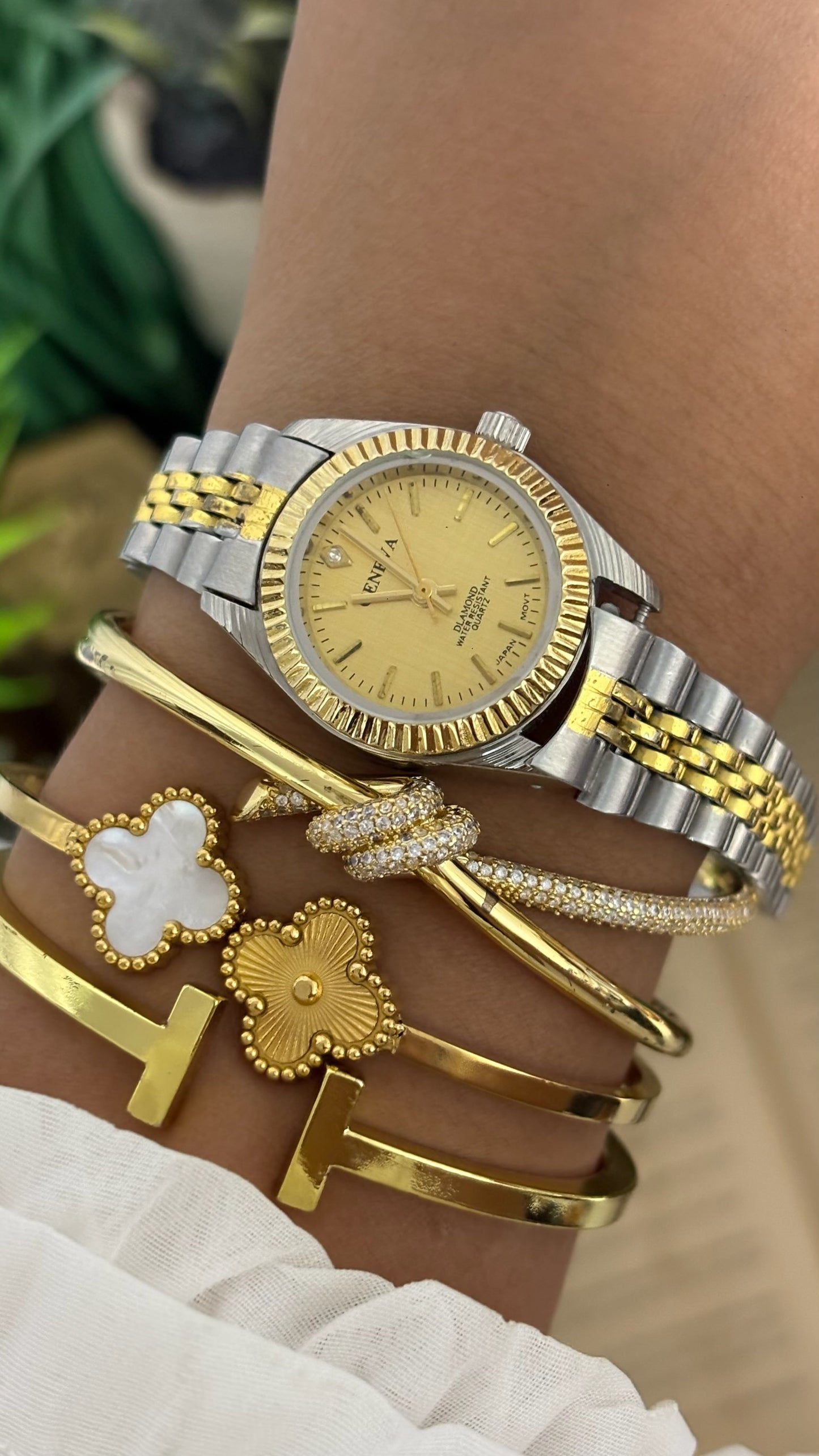 Vintage Geneva Round Classic Dress Watch with Fluted Bezel, Diamond Accent, and Two-Tone Jubilee Link Bracelet Champagne Dial Quartz