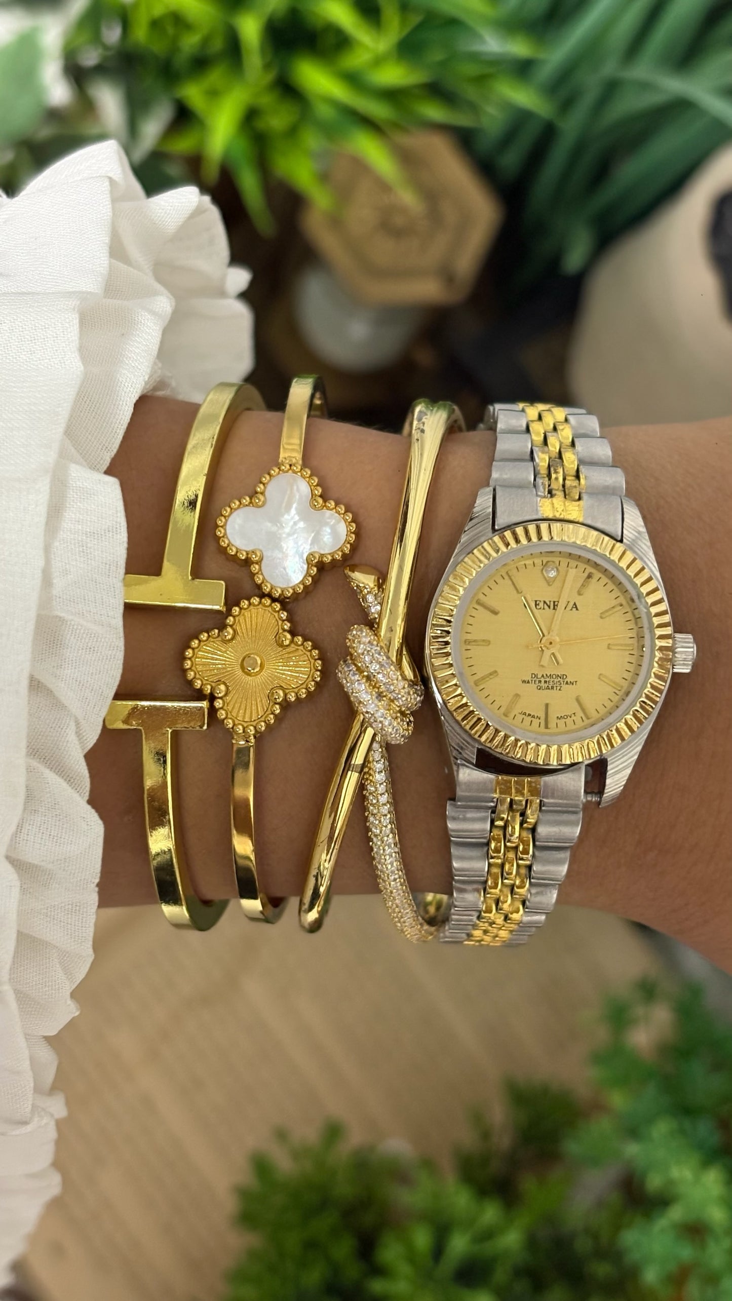Vintage Geneva Round Classic Dress Watch with Fluted Bezel, Diamond Accent, and Two-Tone Jubilee Link Bracelet Champagne Dial Quartz