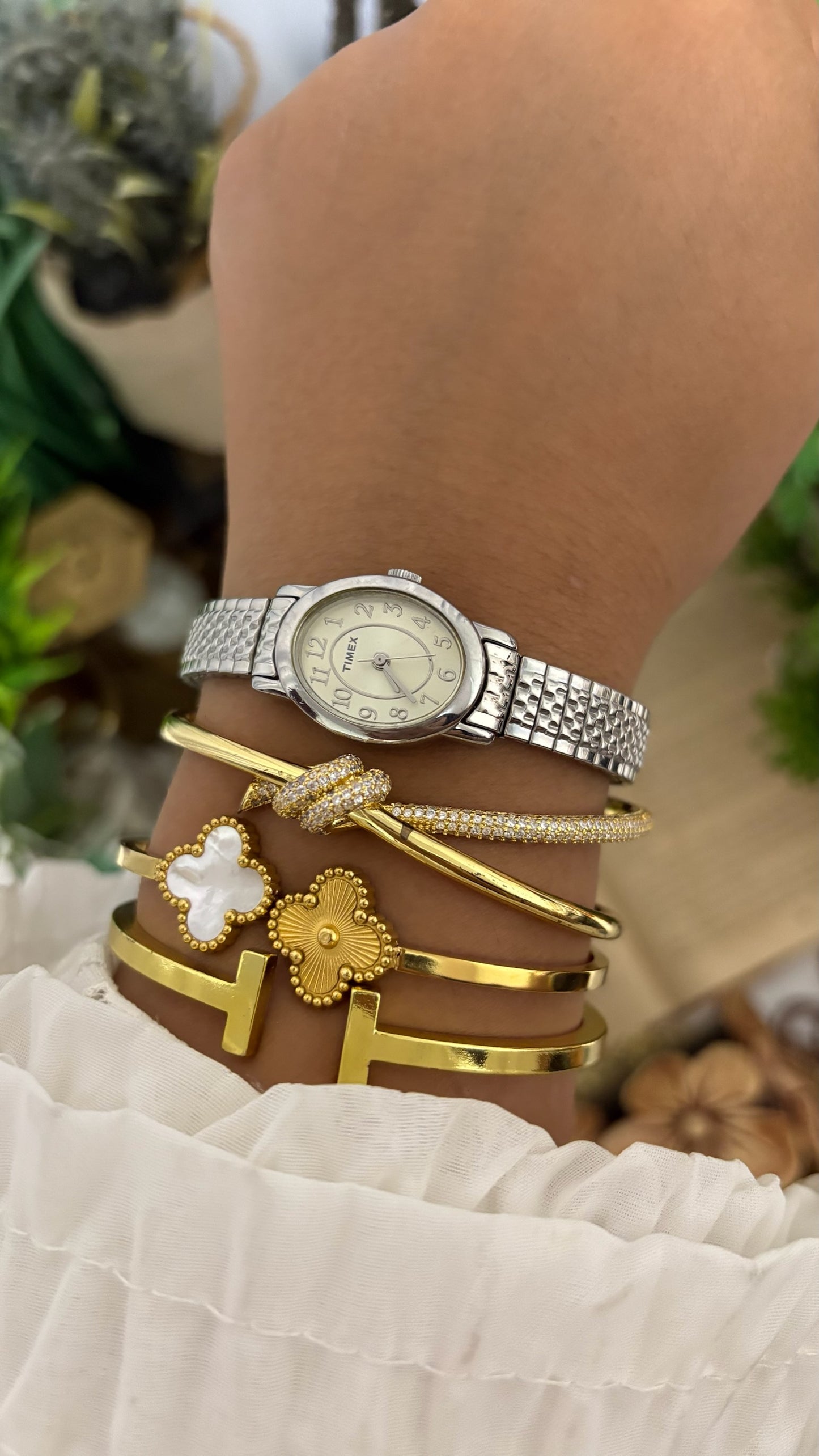 Vintage Timex Petite Oval Dress Watch with Textured Rice-Style Expansion Band in Silver Tone White Dial Quartz