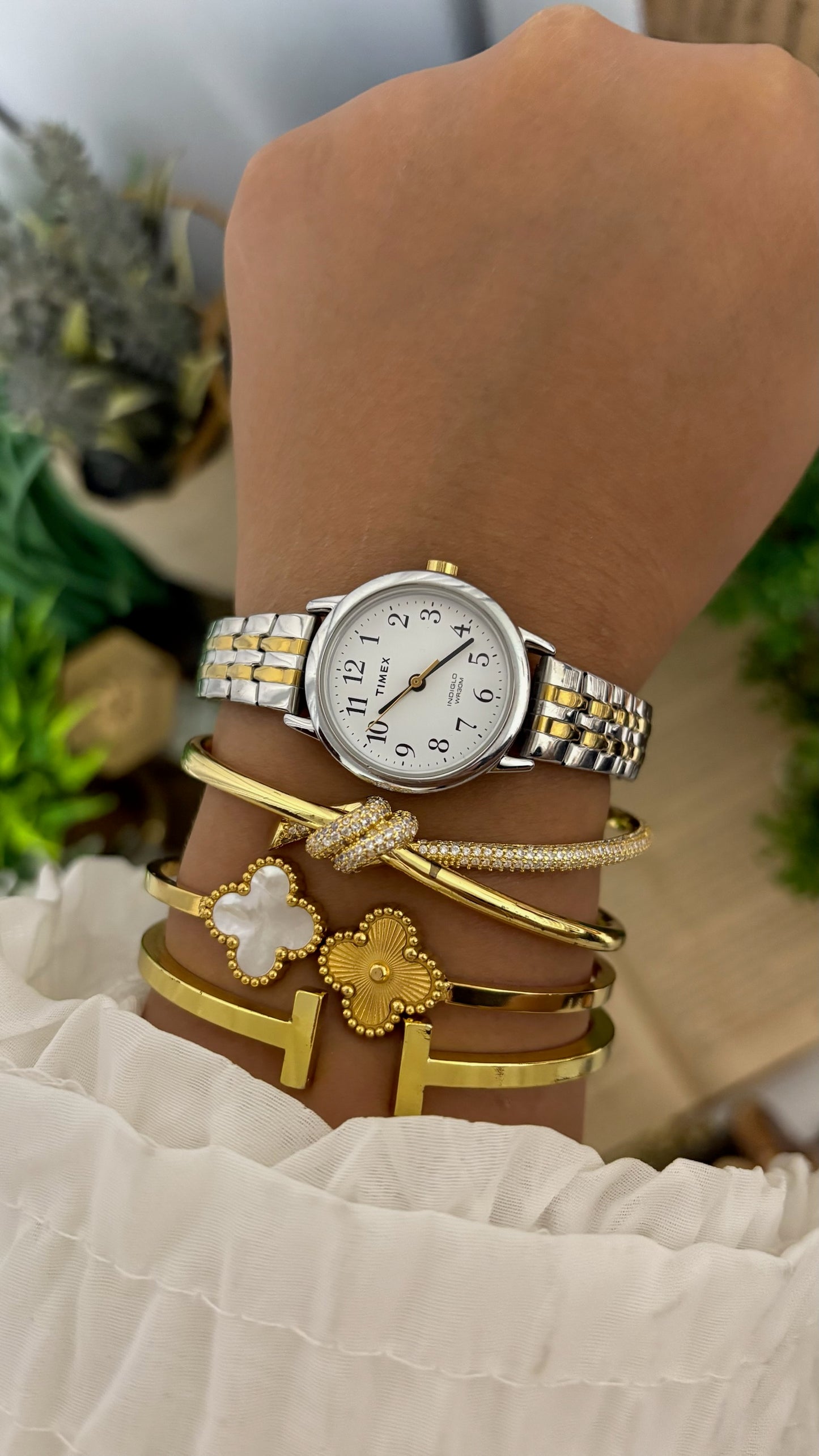 Vintage Timex Round Classic Dress Watch with Indiglo and Two-Tone Jubilee-Style Link Bracelet in Silver and Gold Tone White Dial Quartz