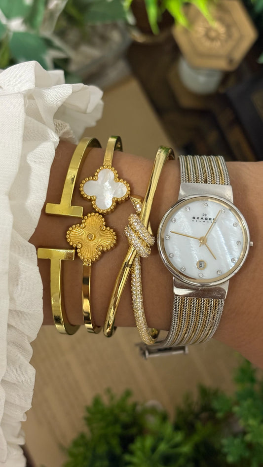 Vintage Skagen Denmark Slim Round Dress Watch with Mirror Border and Two-Tone Integrated Mesh Link Bracelet White Dial Quartz