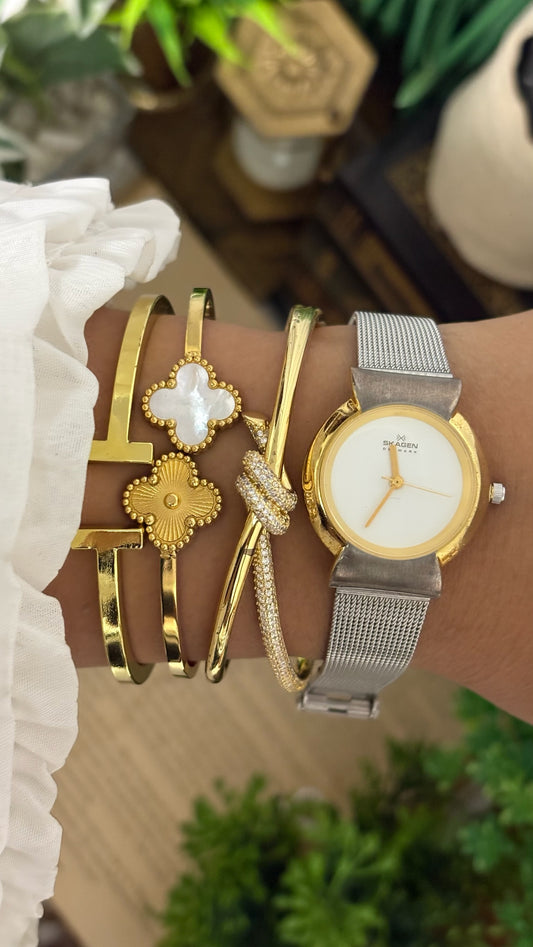 Vintage Skagen Denmark Slim Round Dress Watch with Mirror Border, Crystal Accent Hour Markers, and Integrated Mesh Band in Silver Tone White Dial Quartz