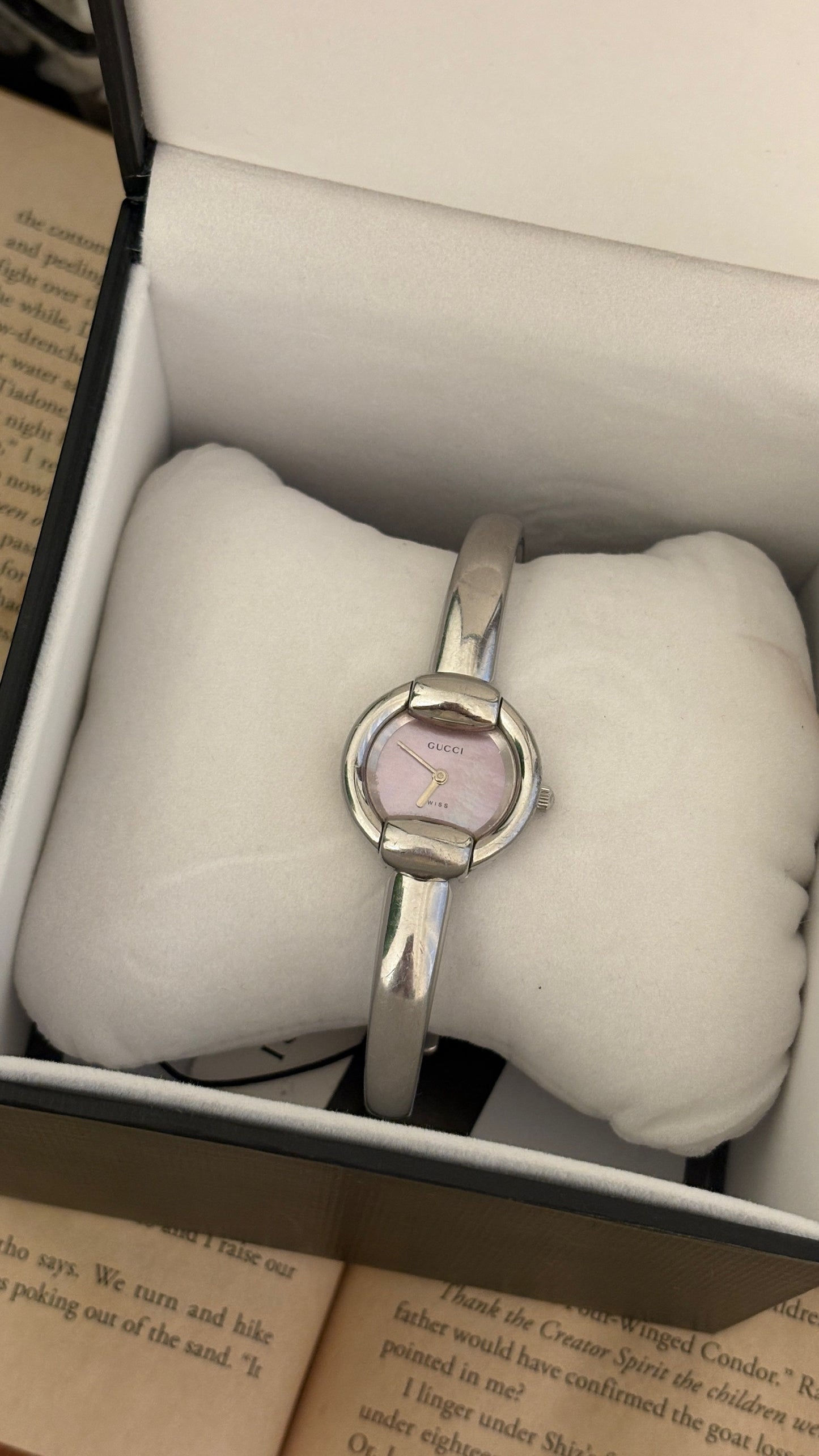 Rare Boxed Vintage Gucci Swiss 1400L Pink Mother of Pearl Dial Bangle Watch in Silver Tone Quartz