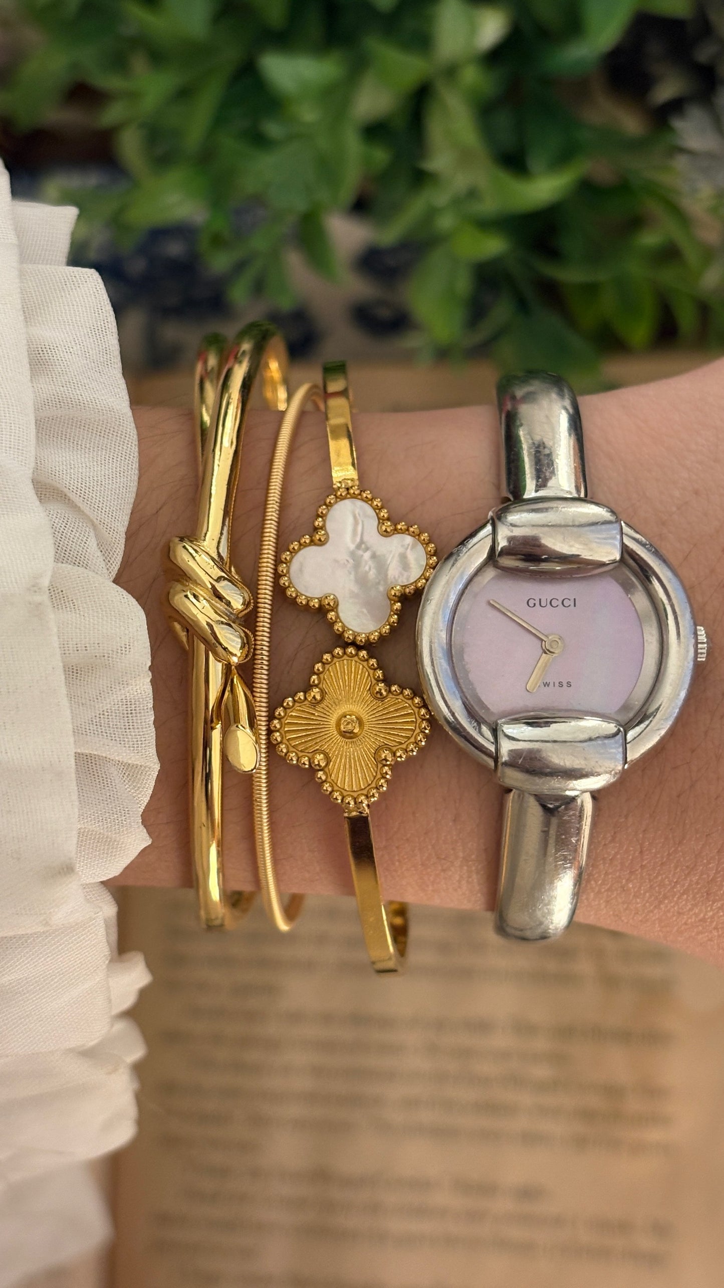 Rare Boxed Vintage Gucci Swiss 1400L Pink Mother of Pearl Dial Bangle Watch in Silver Tone Quartz
