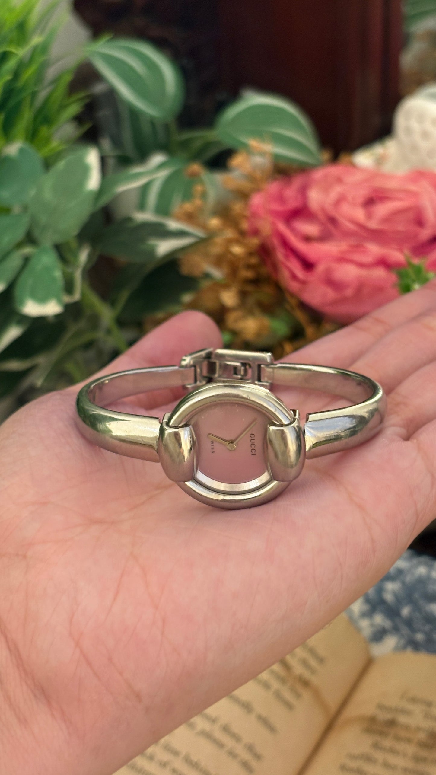 Rare Boxed Vintage Gucci Swiss 1400L Pink Mother of Pearl Dial Bangle Watch in Silver Tone Quartz
