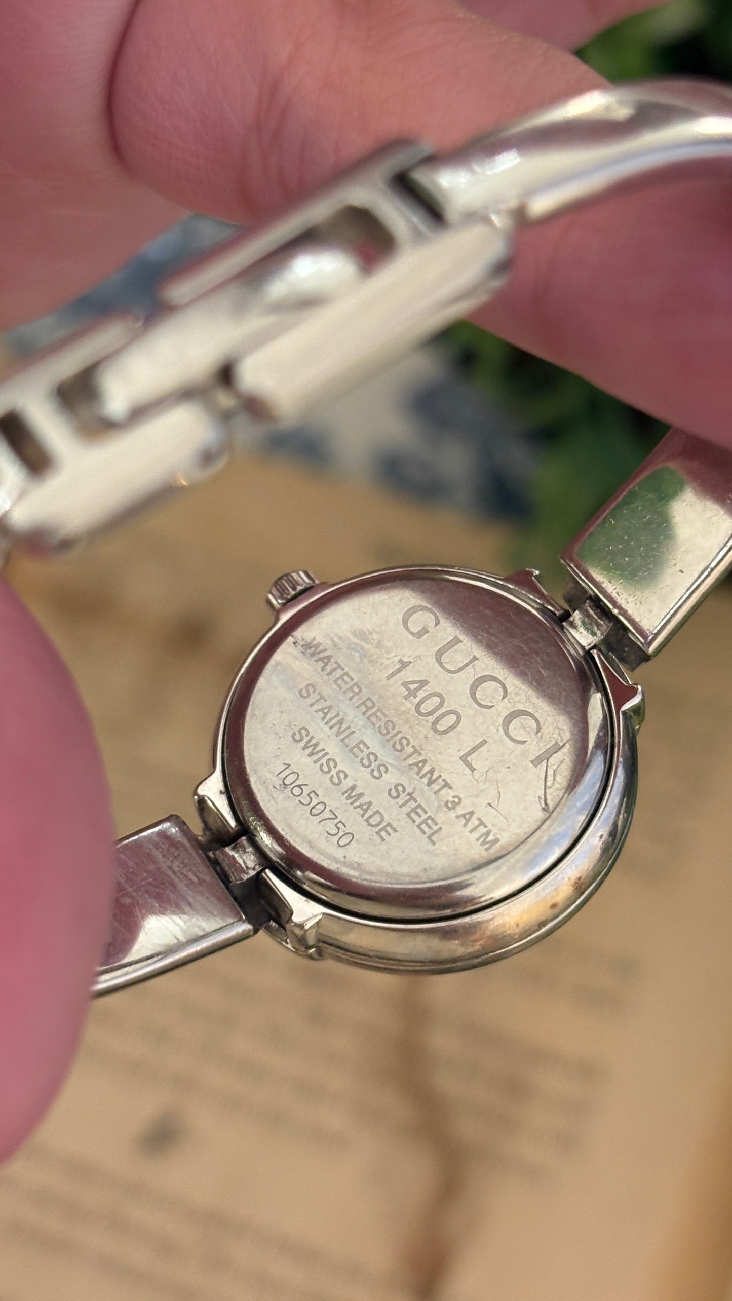 Rare Boxed Vintage Gucci Swiss 1400L Pink Mother of Pearl Dial Bangle Watch in Silver Tone Quartz