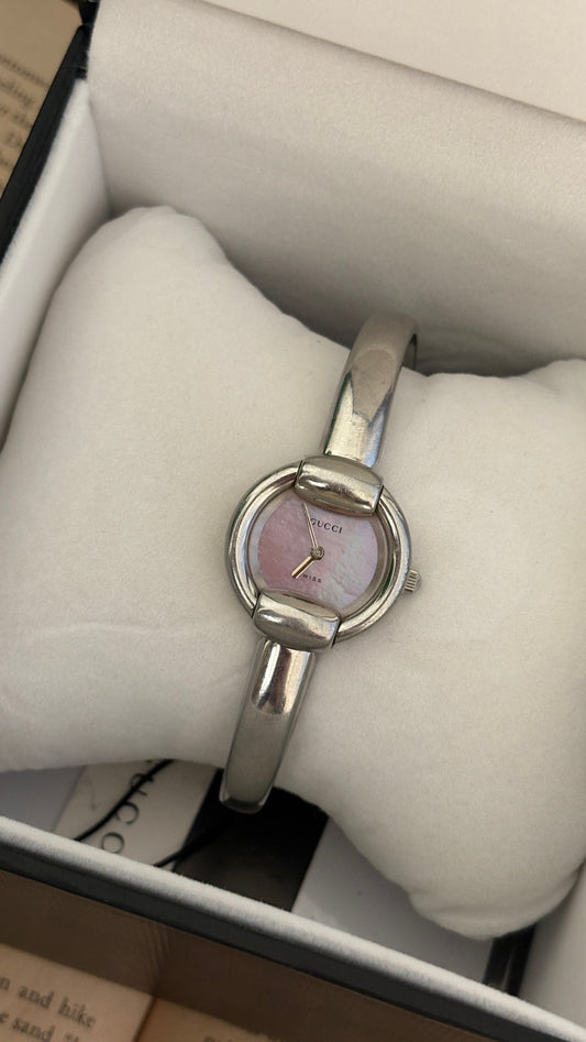 Rare Boxed Vintage Gucci Swiss 1400L Pink Mother of Pearl Dial Bangle Watch in Silver Tone Quartz