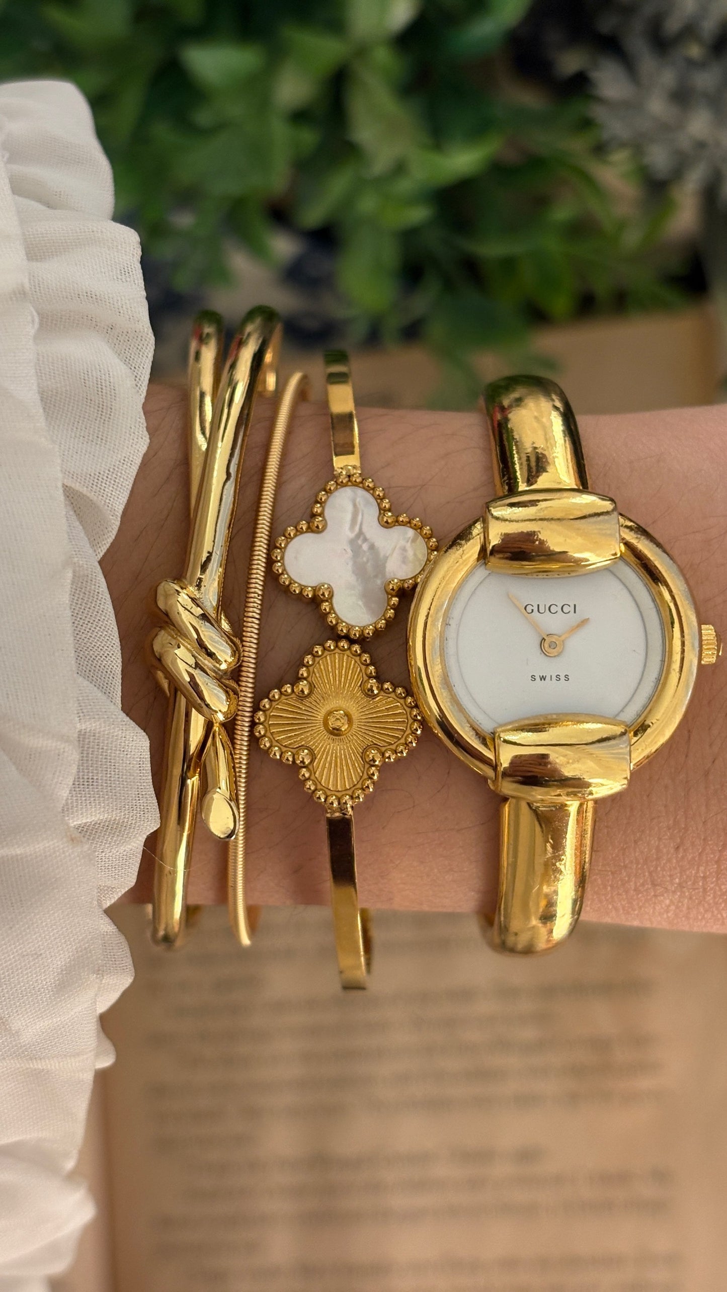 Rare Boxed Vintage Gucci Swiss 1400L Bangle Watch in Gold Tone Quartz