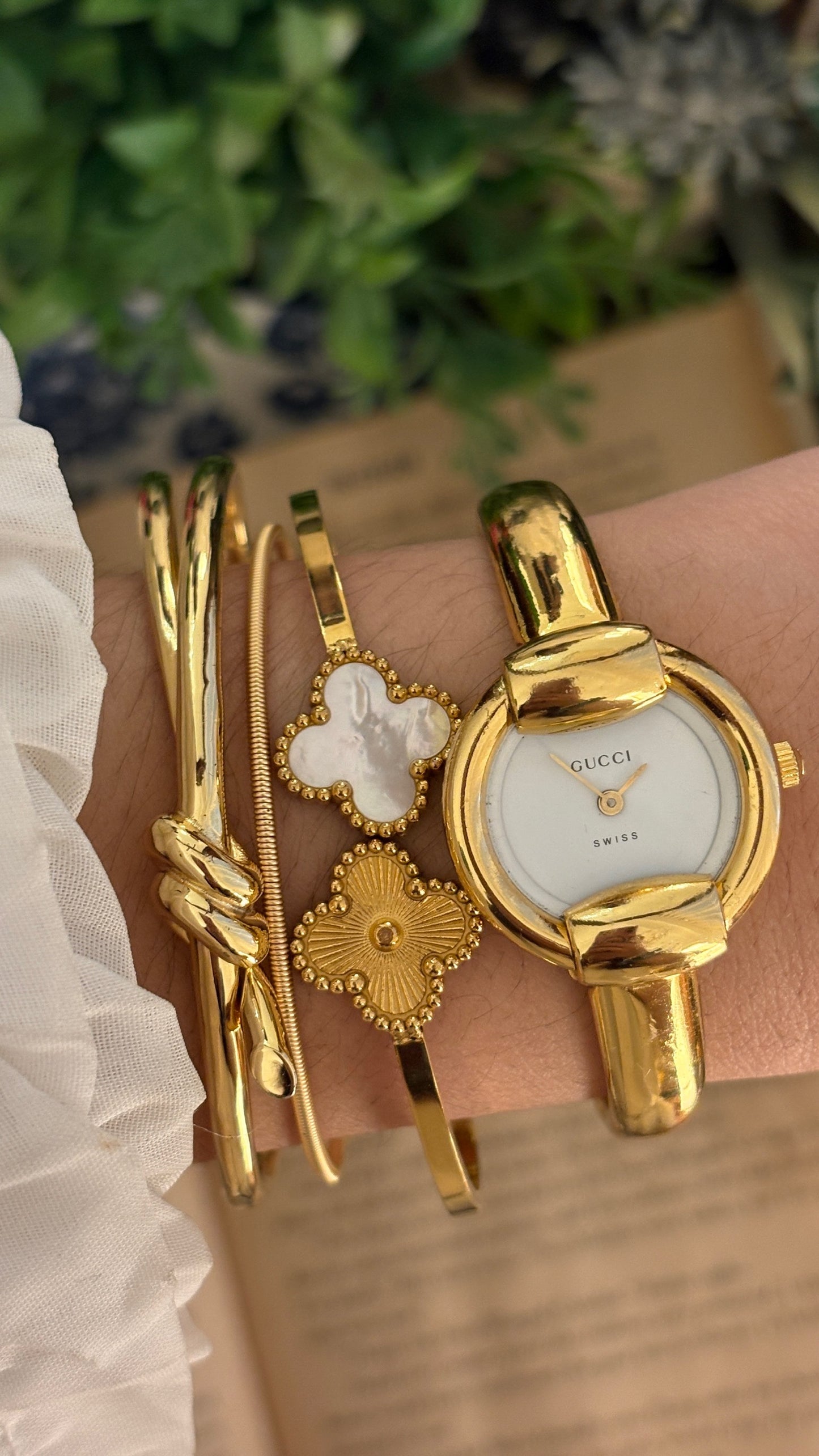 Rare Boxed Vintage Gucci Swiss 1400L Bangle Watch in Gold Tone Quartz