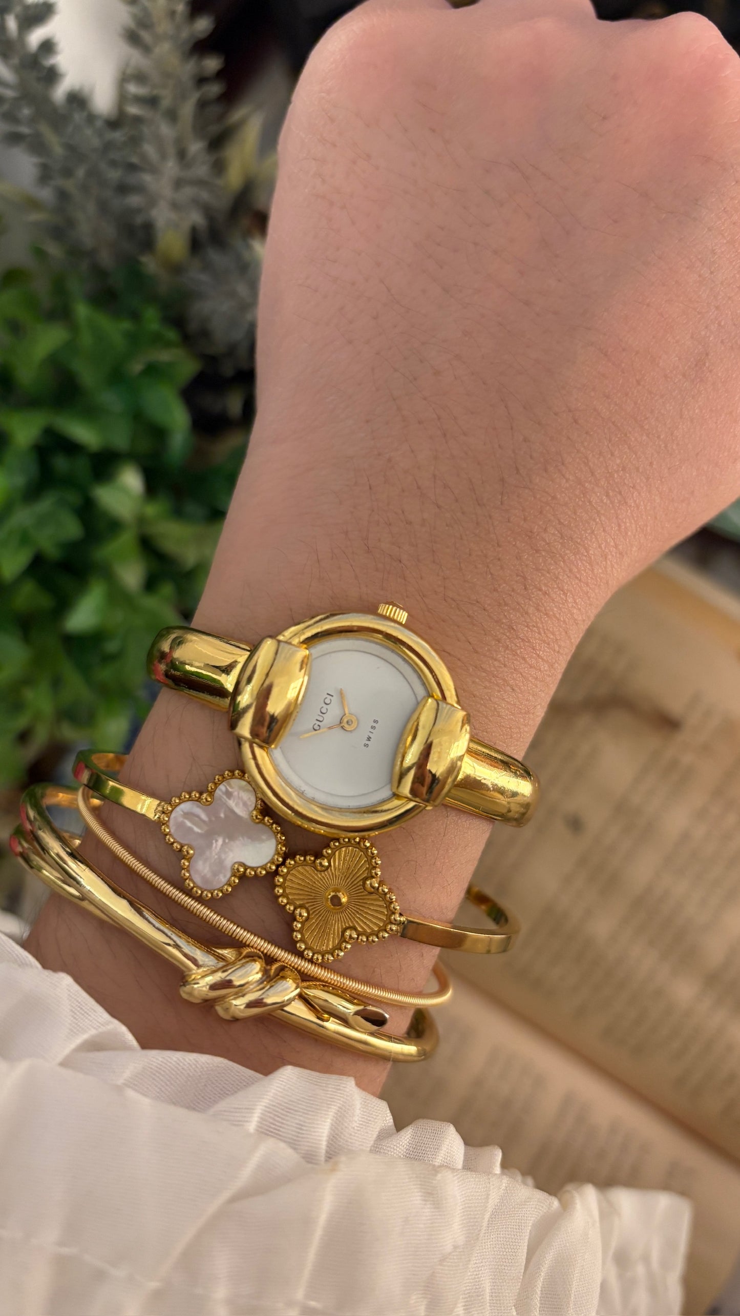 Rare Boxed Vintage Gucci Swiss 1400L Bangle Watch in Gold Tone Quartz