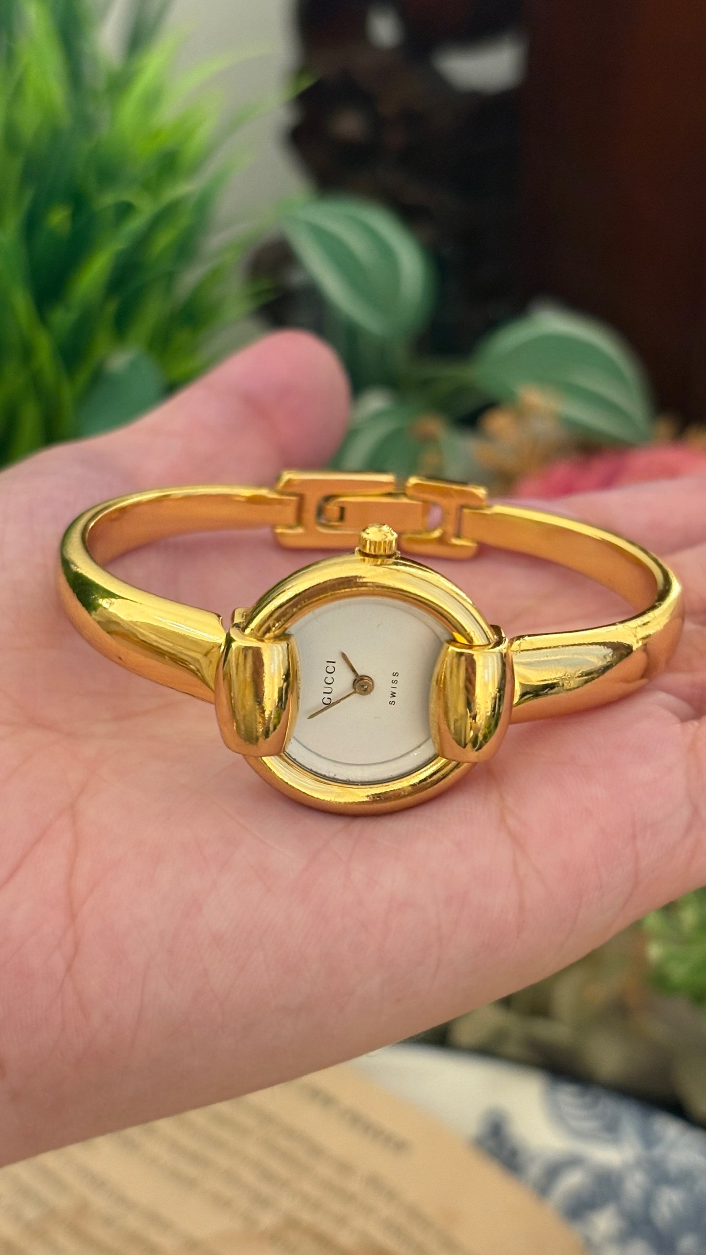 Rare Boxed Vintage Gucci Swiss 1400L Bangle Watch in Gold Tone Quartz