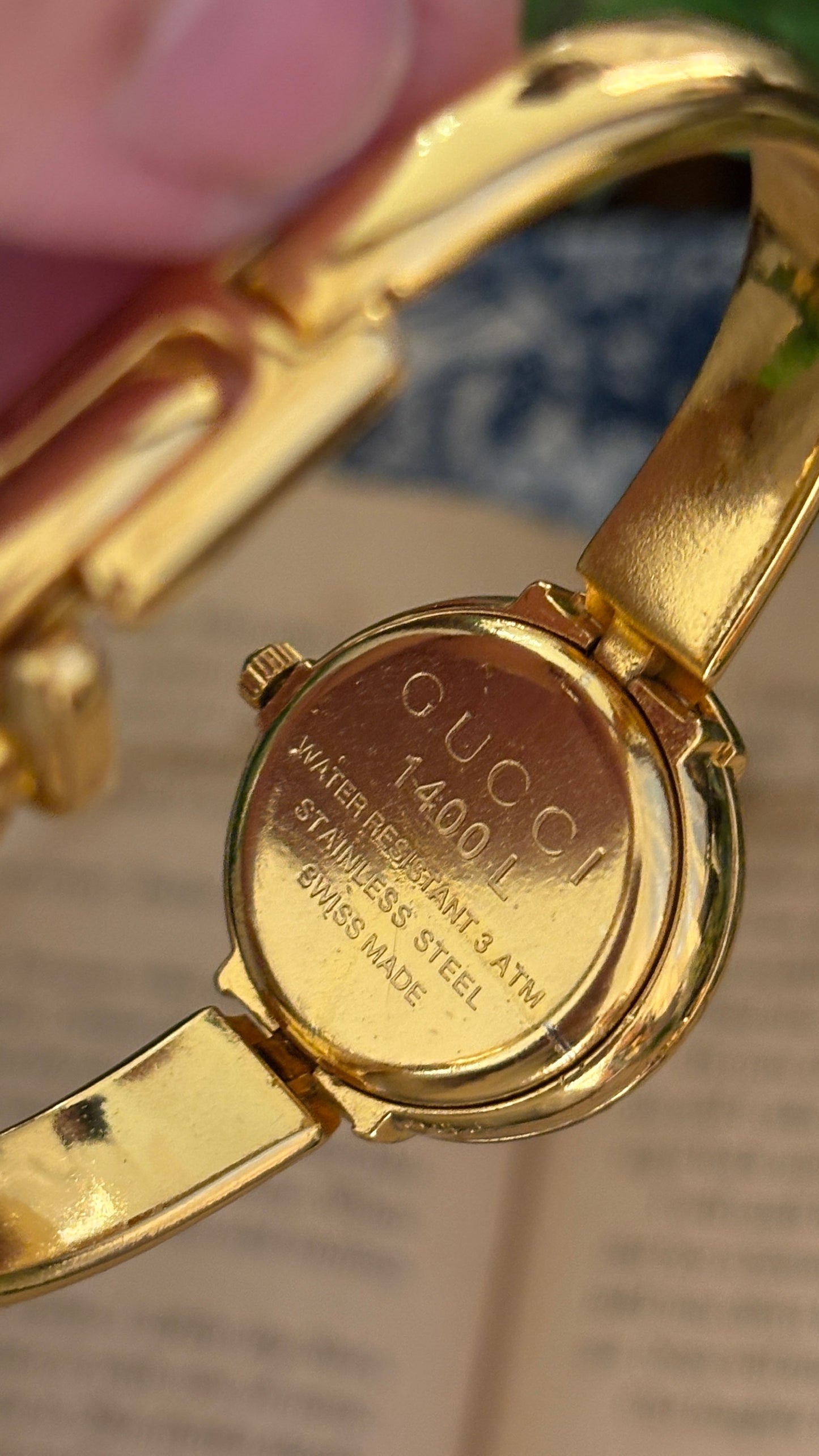 Rare Boxed Vintage Gucci Swiss 1400L Bangle Watch in Gold Tone Quartz