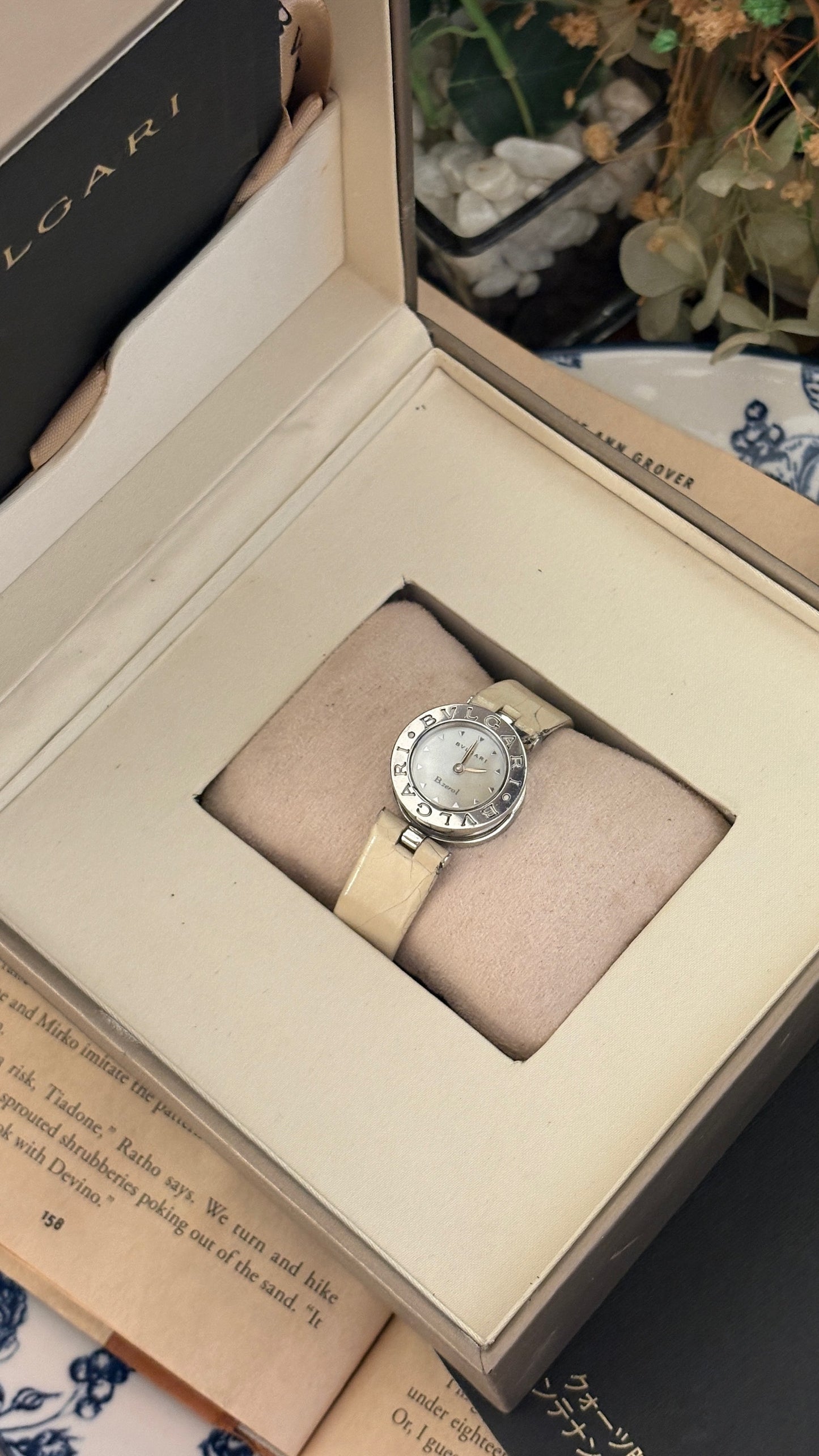 Extremely Rare Boxed Vintage Bvlgari Swiss Mother of Pearl Dial Engraved Bezel Watch in White Leather Silver Tone Quartz