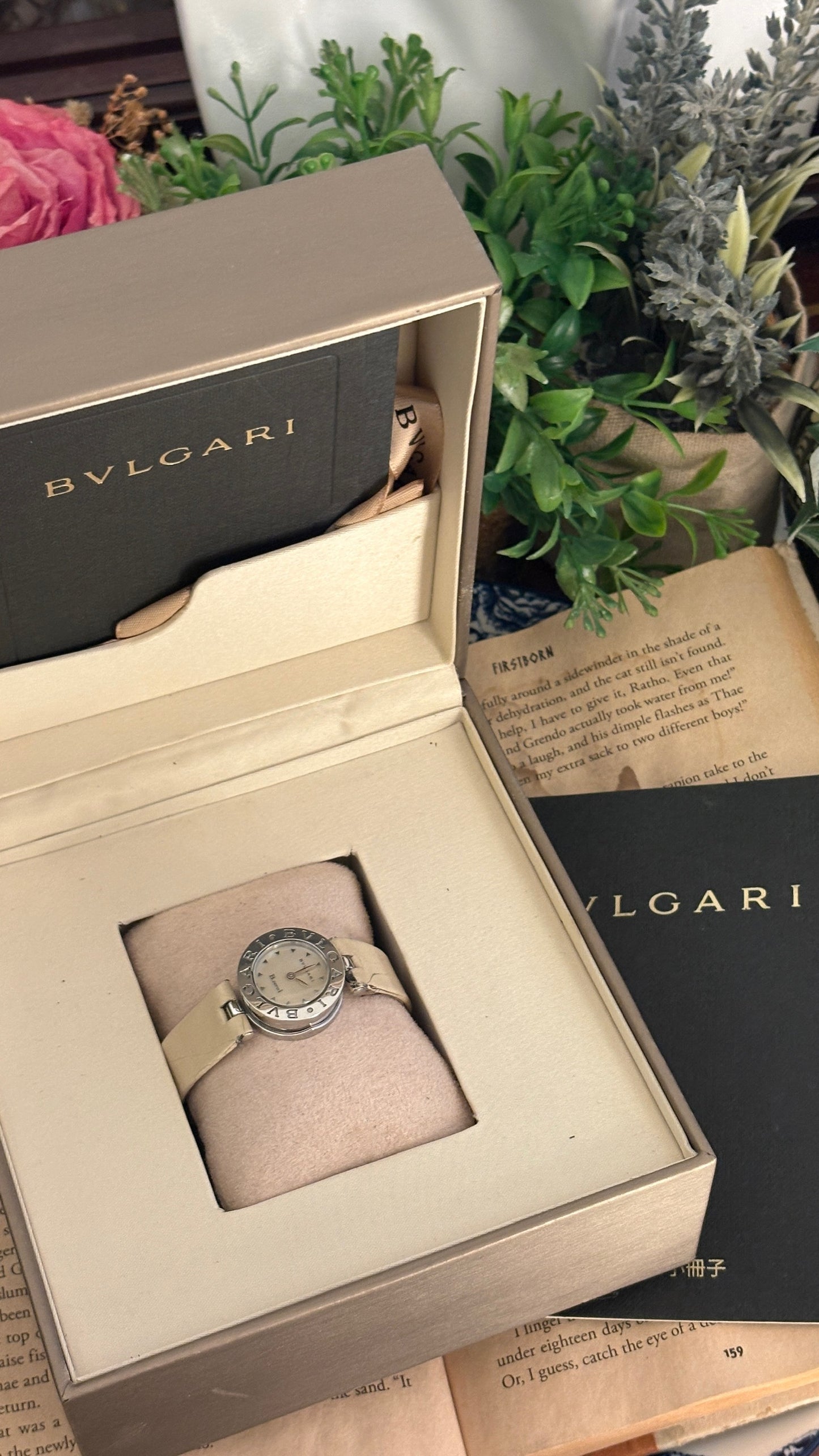 Extremely Rare Boxed Vintage Bvlgari Swiss Mother of Pearl Dial Engraved Bezel Watch in White Leather Silver Tone Quartz