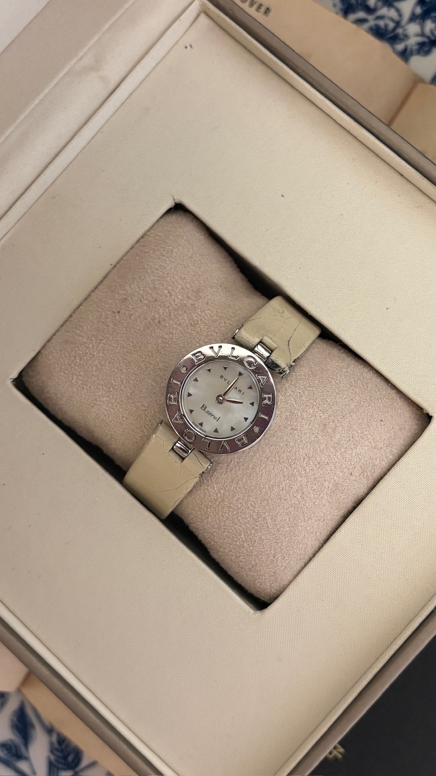 Extremely Rare Boxed Vintage Bvlgari Swiss Mother of Pearl Dial Engraved Bezel Watch in White Leather Silver Tone Quartz