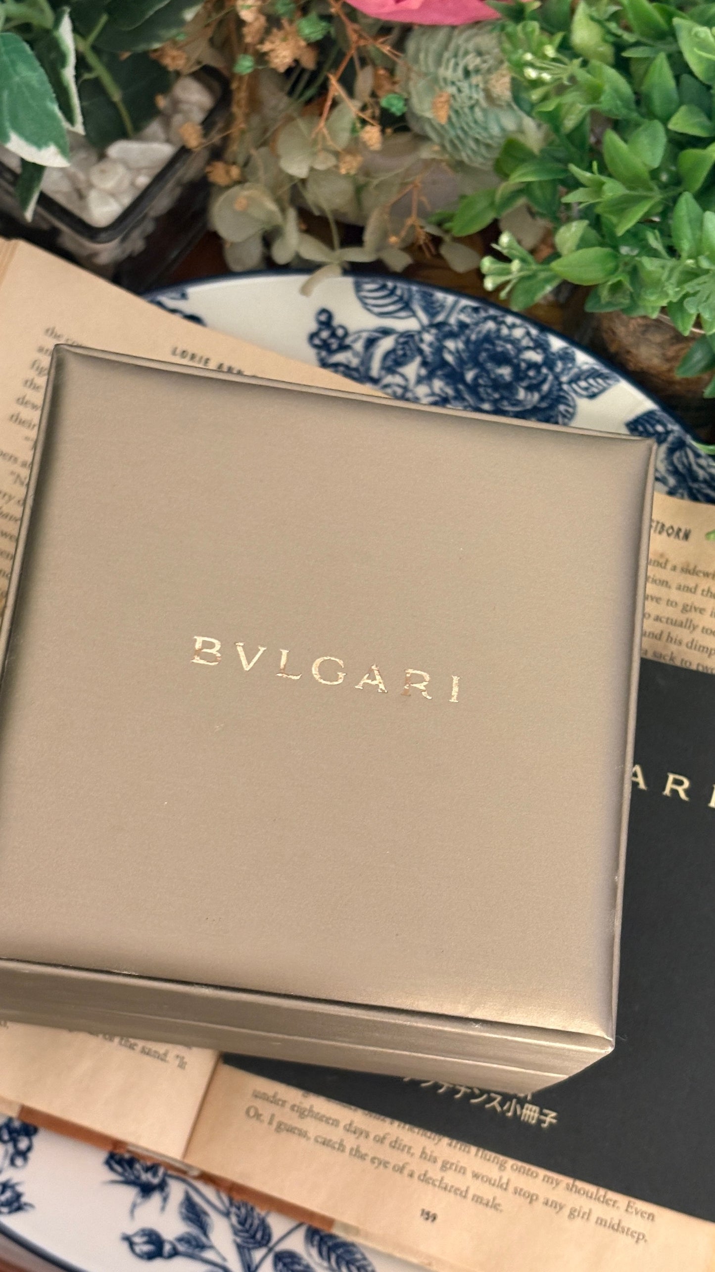 Extremely Rare Boxed Vintage Bvlgari Swiss Mother of Pearl Dial Engraved Bezel Watch in White Leather Silver Tone Quartz